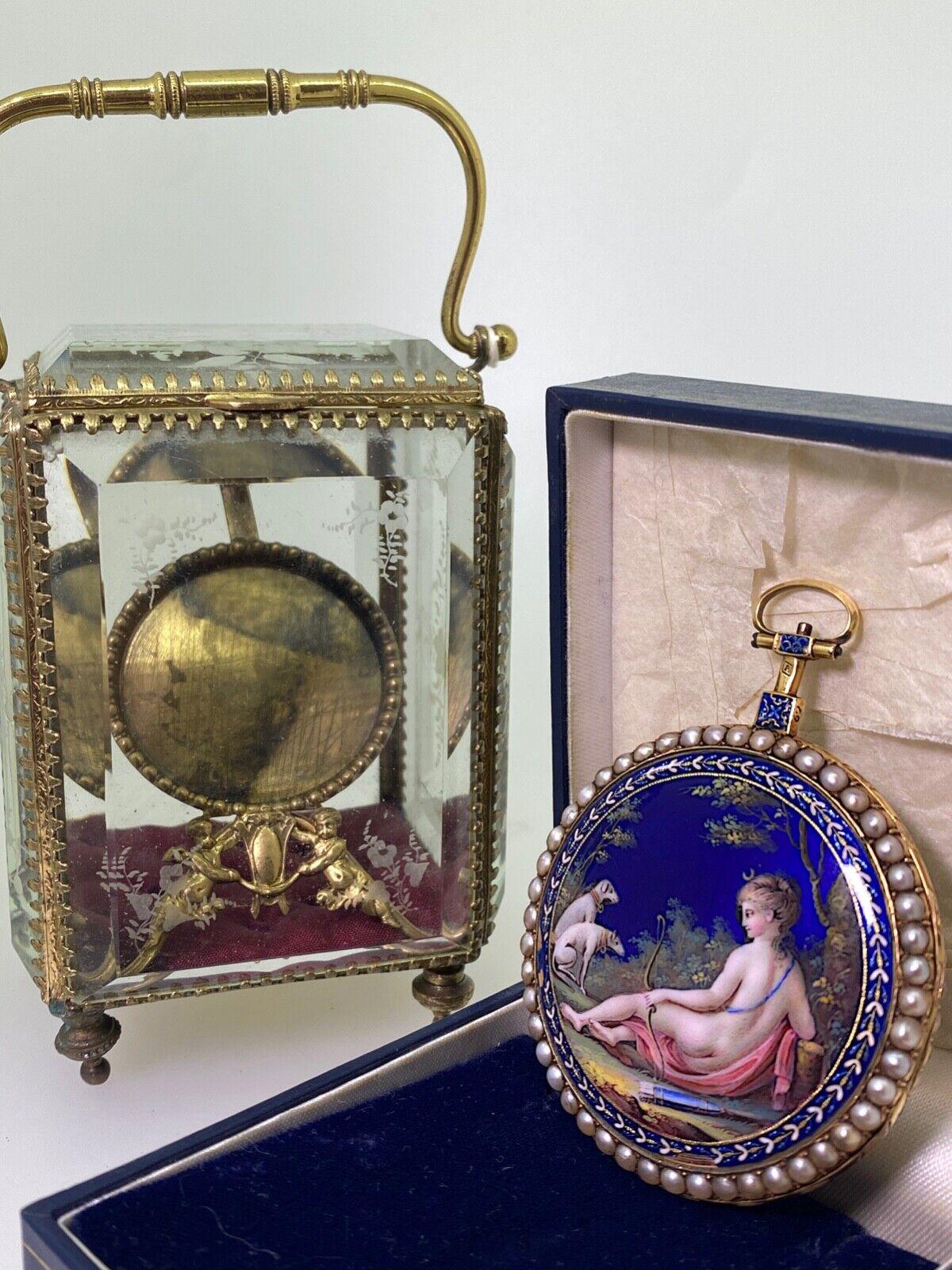 Die Napoleon Bonaparte 18K Gold, Emaille, Perle Taschenuhr 
von Valère, Paris, ist ein wichtiges, einzigartiges und einfach außergewöhnliches Stück, das aus den frühen 1800er Jahren stammt.

Da die Uhr über 200 Jahre alt ist, befindet sie sich in