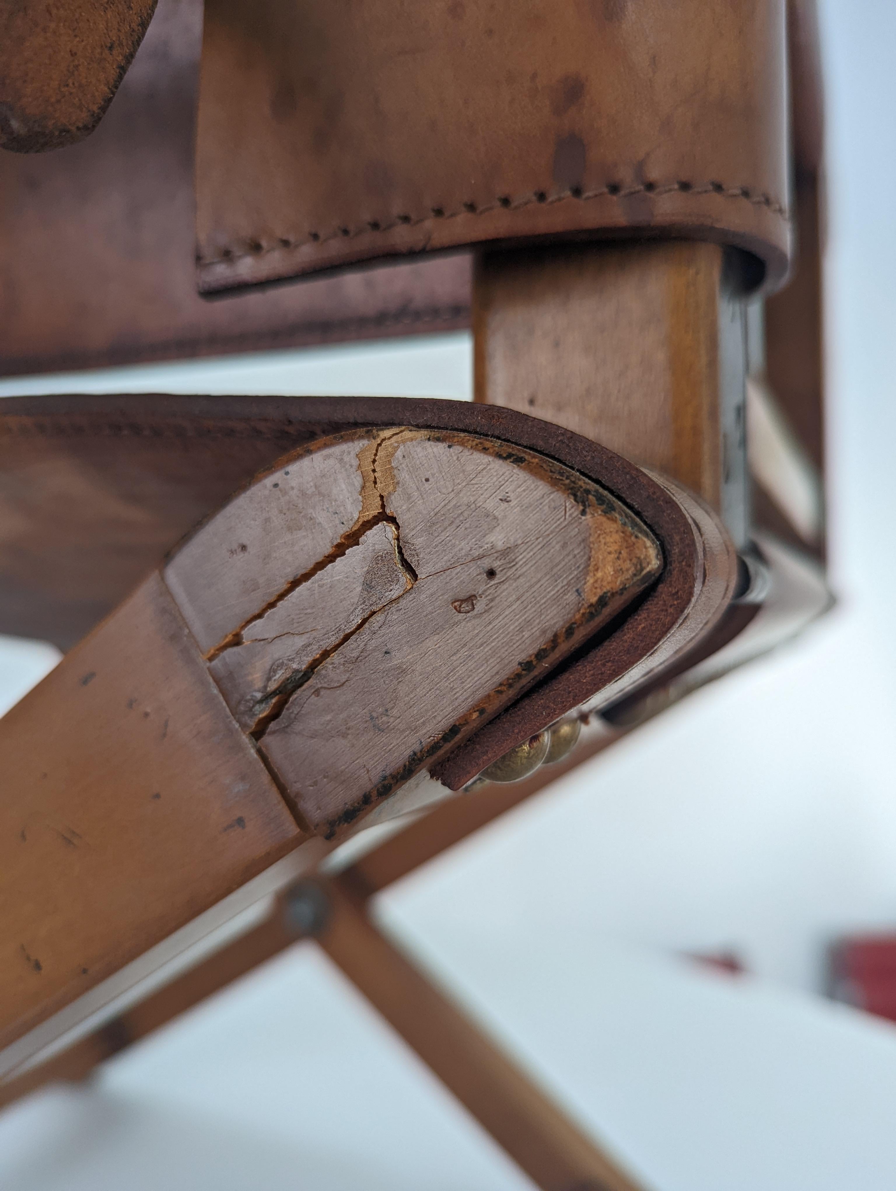 Ce merveilleux fauteuil de campagne pliant a accompagné Napoléon Bonaparte dans ses batailles. Il s'agit d'une réédition limitée et numérotée de seulement 999 unités commandée et supervisée par le Musée d'Auxonne et réalisée par la Maison Cangre,
