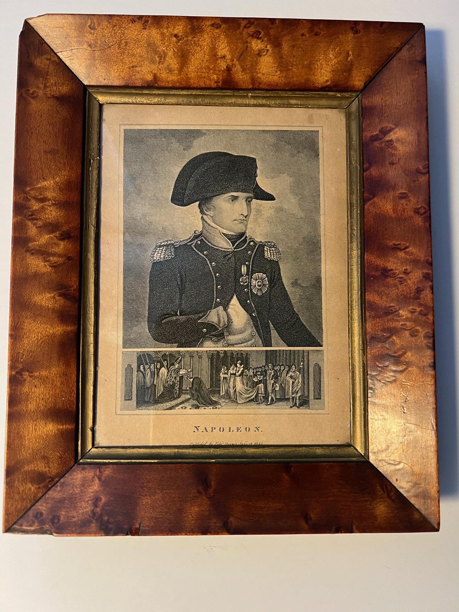Cadre en érable piqué assez doux et bonne gravure de Napoléon Bonaparte, datée du 12 juin 1815, publiée par Edward Baines.

Cette gravure semble être restée dans ce cadre toute sa vie.
La qualité du cadre suggère qu'il a pu appartenir à un officier