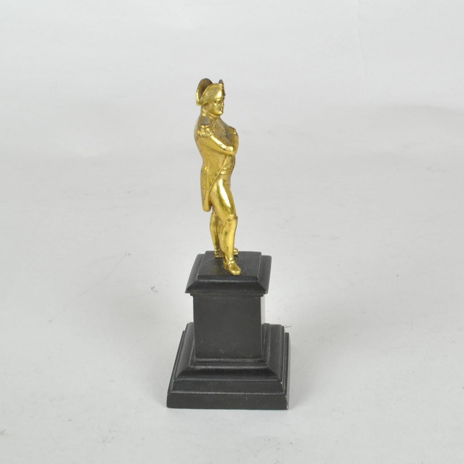 Empire Napoléon Bonaparte debout, sculpture en bronze doré, 19e siècle en vente