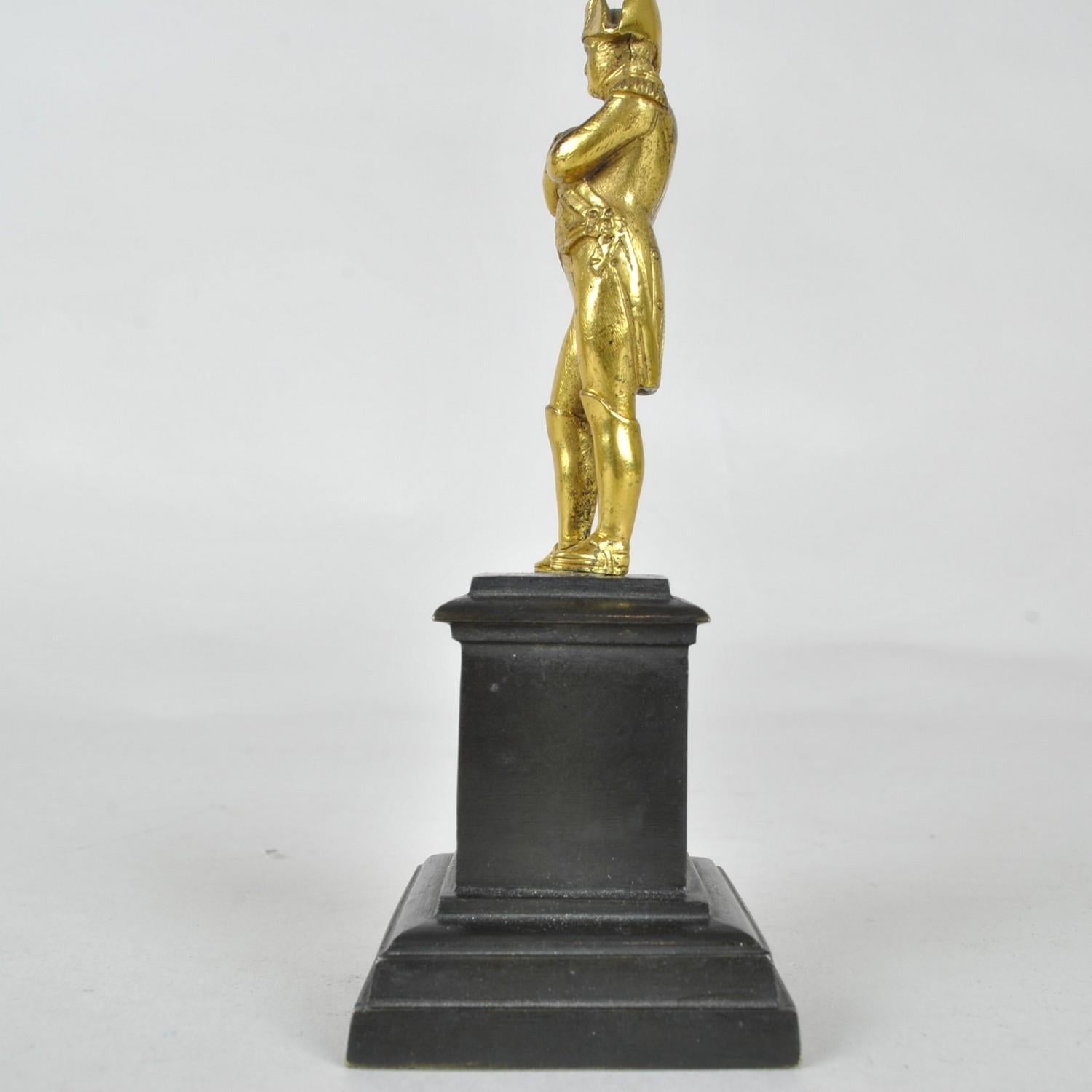 XIXe siècle Napoléon Bonaparte debout, sculpture en bronze doré, 19e siècle en vente