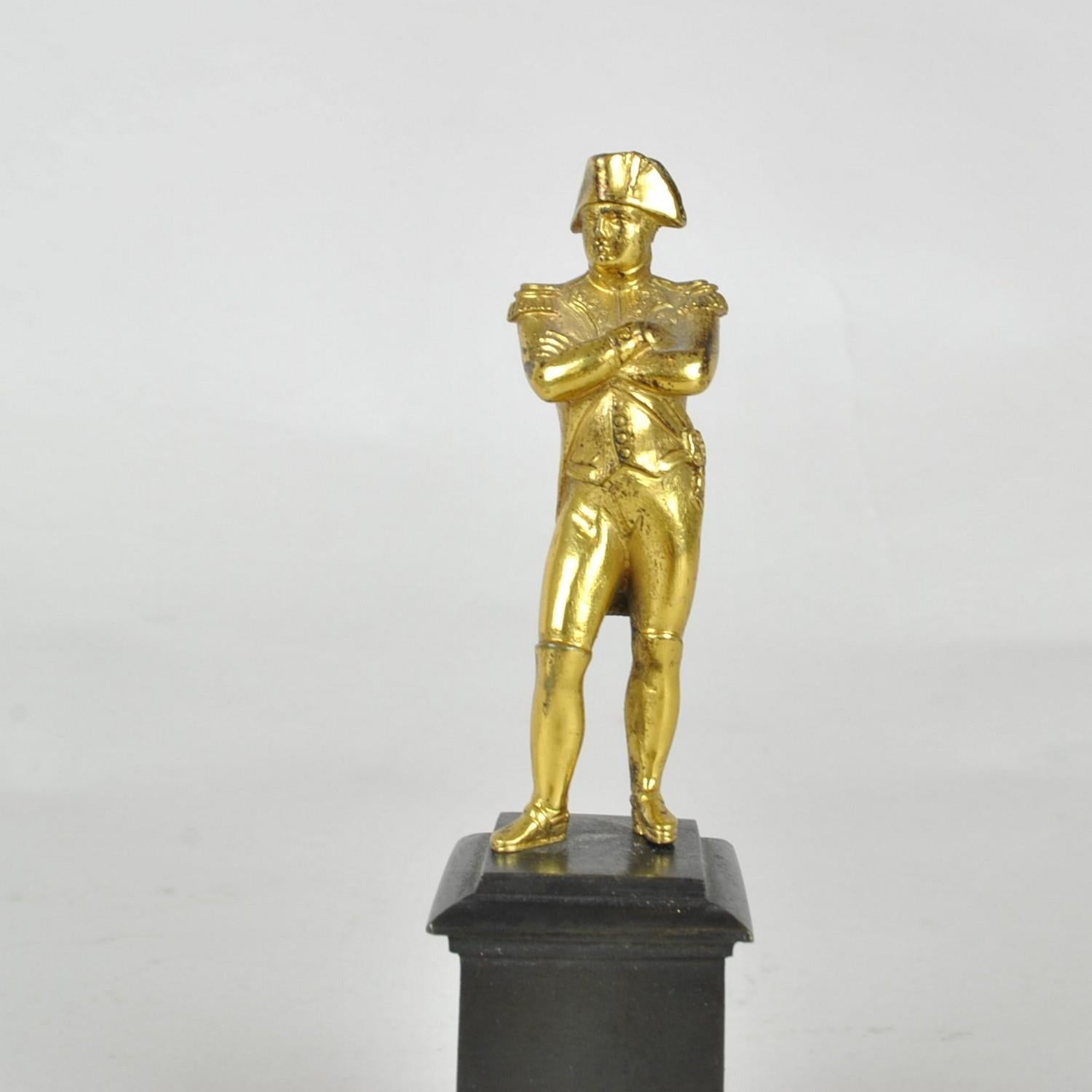 Bronze Napoléon Bonaparte debout, sculpture en bronze doré, 19e siècle en vente