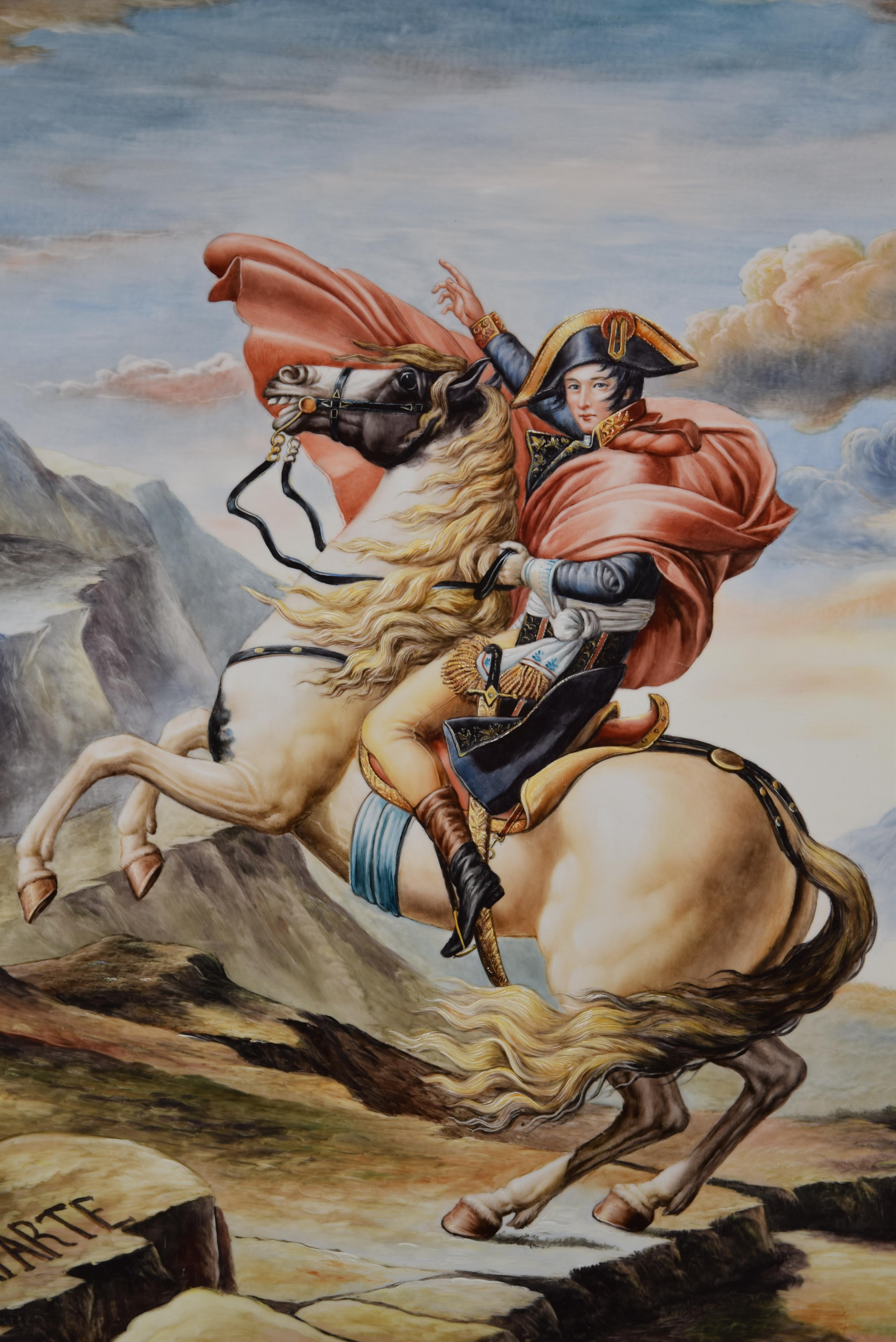 Napoléon traversant les Alpes. Huile sur porcelaine. xXe siècle, selon les modèles de Jacques-Louis David (1801-1805). 
 Peinture à l'huile sur plaque de porcelaine rehaussée d'un cadre rectangulaire décoré d'éléments végétaux et architecturaux