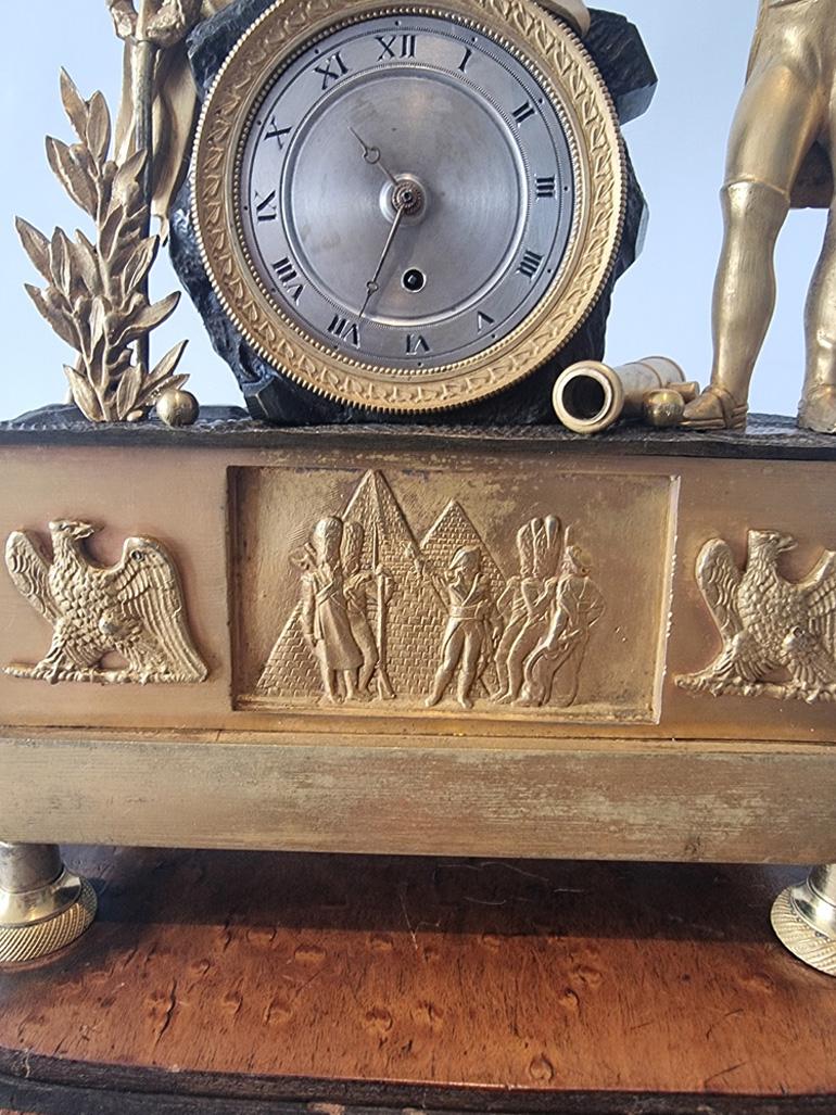 Napoleon Empire Ägyptische Kaminsimsuhr mit Spielwerk (Patiniert) im Angebot
