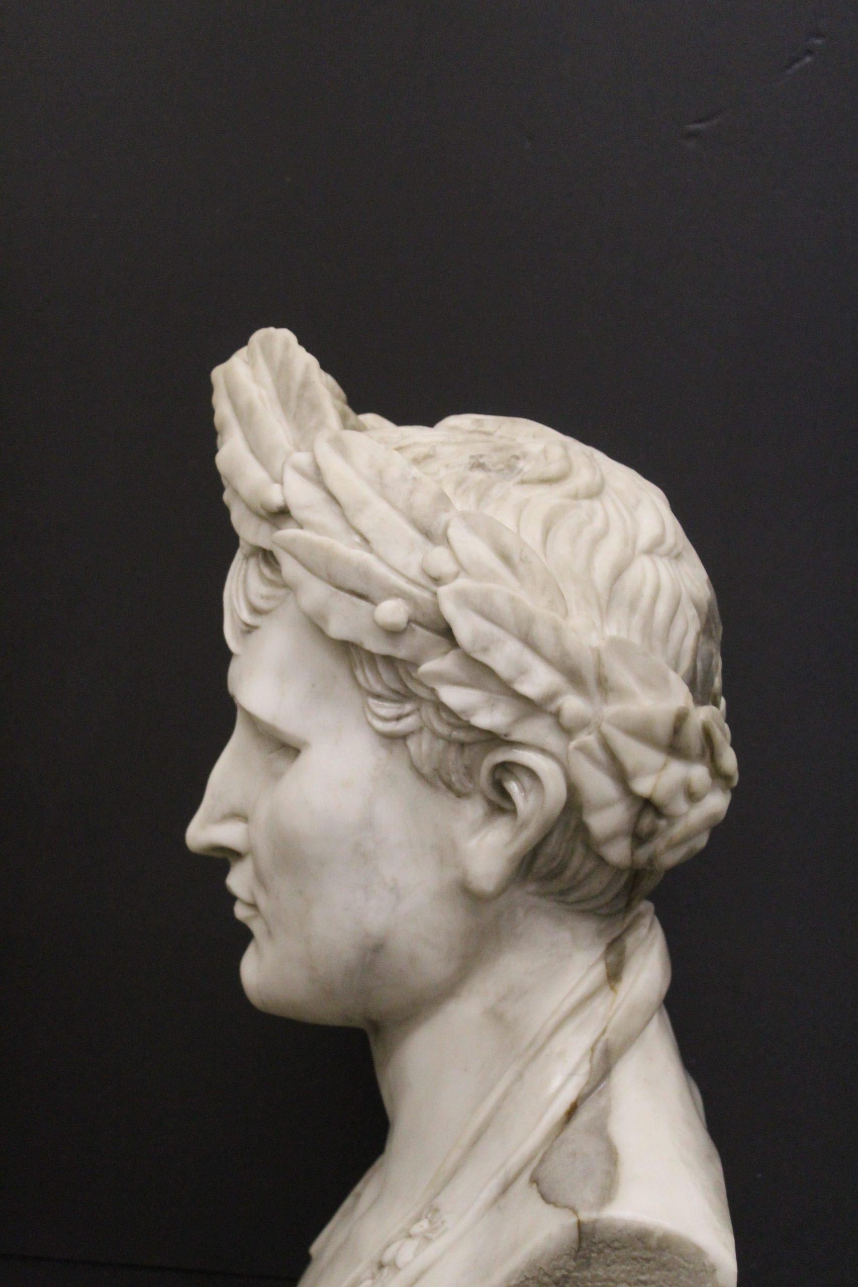 Napoléon d'après le modèle de Lorenzo Bartolini, Buste en marbre de Carrare, sculpture, Napoléon d'après le modèle de Lorenzo Bartolini - Sculpture en marbre blanc.XX Siècle DES PHOTOS ET INFORMATIONS SUPPLÉMENTAIRES PEUVENT ÊTRE DEMANDÉES PAR