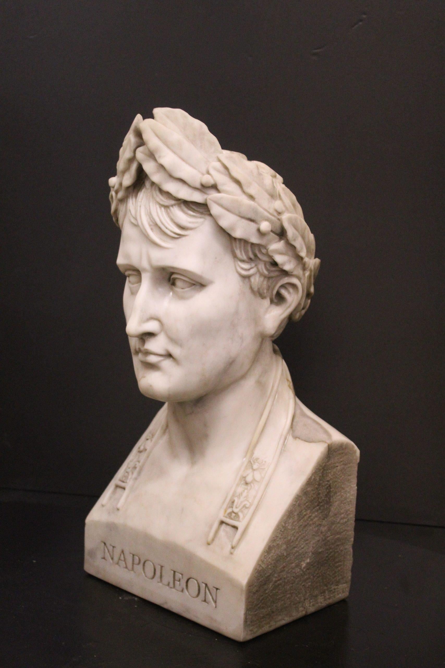 italien Buste en marbre de Carrare, sculpture de Napoléon inspirée du modèle de Lorenzo Bartolini en vente