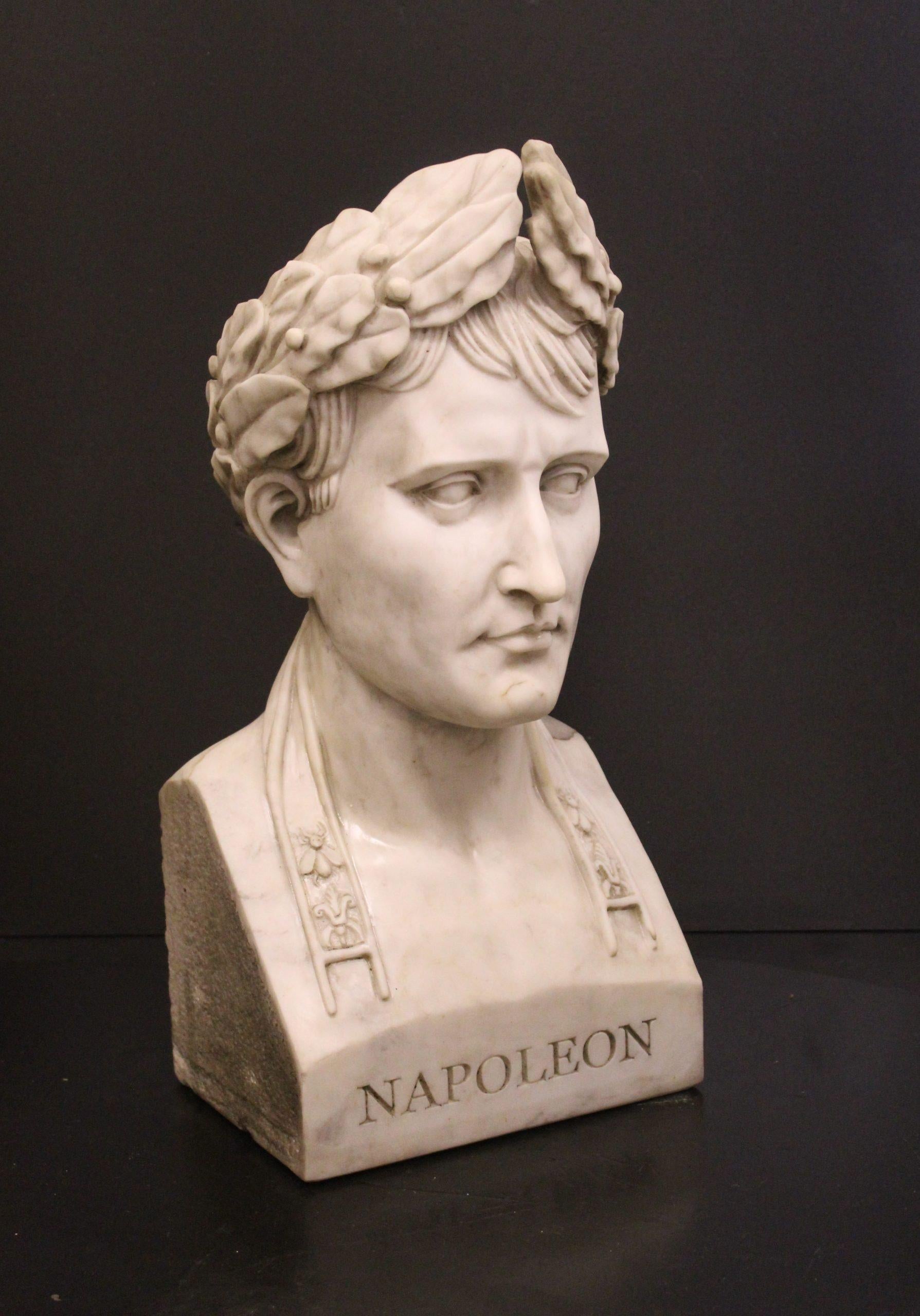 Buste en marbre de Carrare, sculpture de Napoléon inspirée du modèle de Lorenzo Bartolini en vente 1