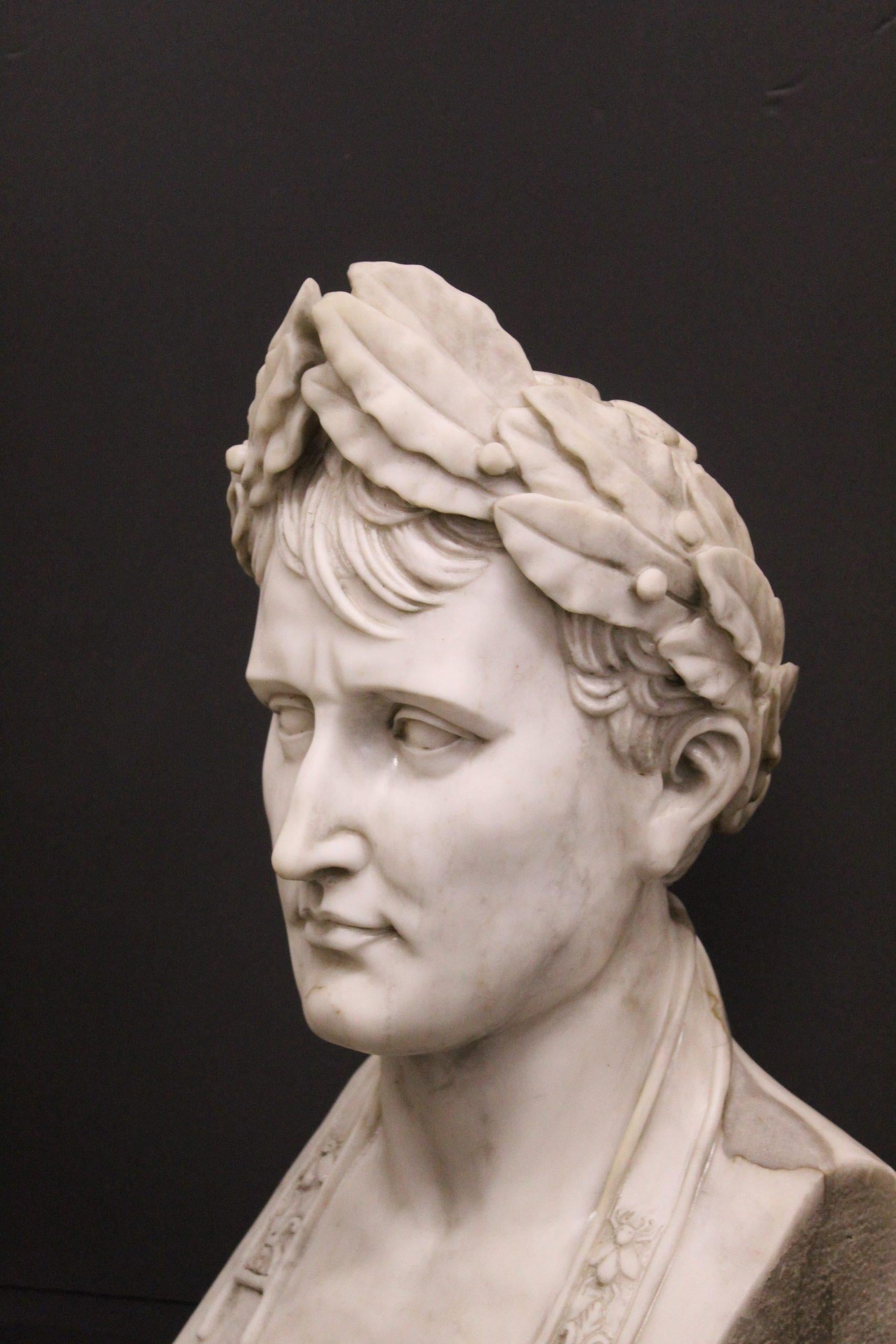 Buste en marbre de Carrare, sculpture de Napoléon inspirée du modèle de Lorenzo Bartolini en vente 2