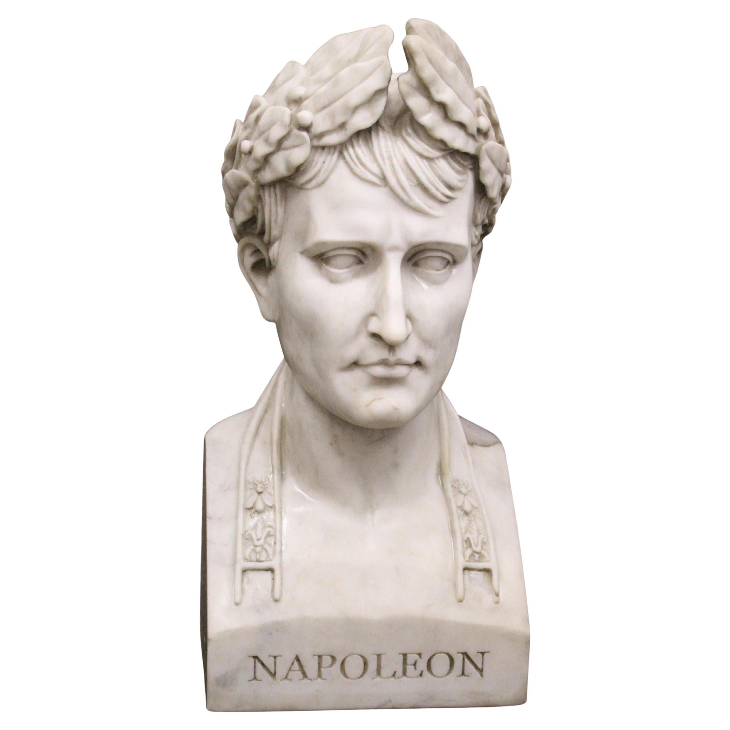 Buste en marbre de Carrare, sculpture de Napoléon inspirée du modèle de Lorenzo Bartolini en vente