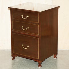 ARMOIRE À DOSSIERS EN BOIS MASSIF ET INCRUSTATIONS DE LAITON DE STYLE NAPOLÉONIEN, AVEC ESPACE SECRÉTAIRE À FAÇADE ABAISSABLE