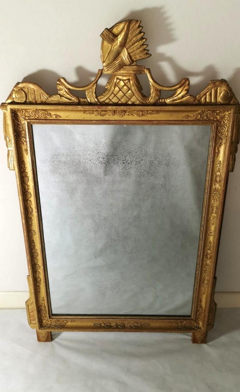 We kindly suggest you read the whole description, because with it we try to give you detailed technical and historical information to guarantee the authenticity of our objects.
Elegant wooden frame with mirror; on the upper side we find a carved