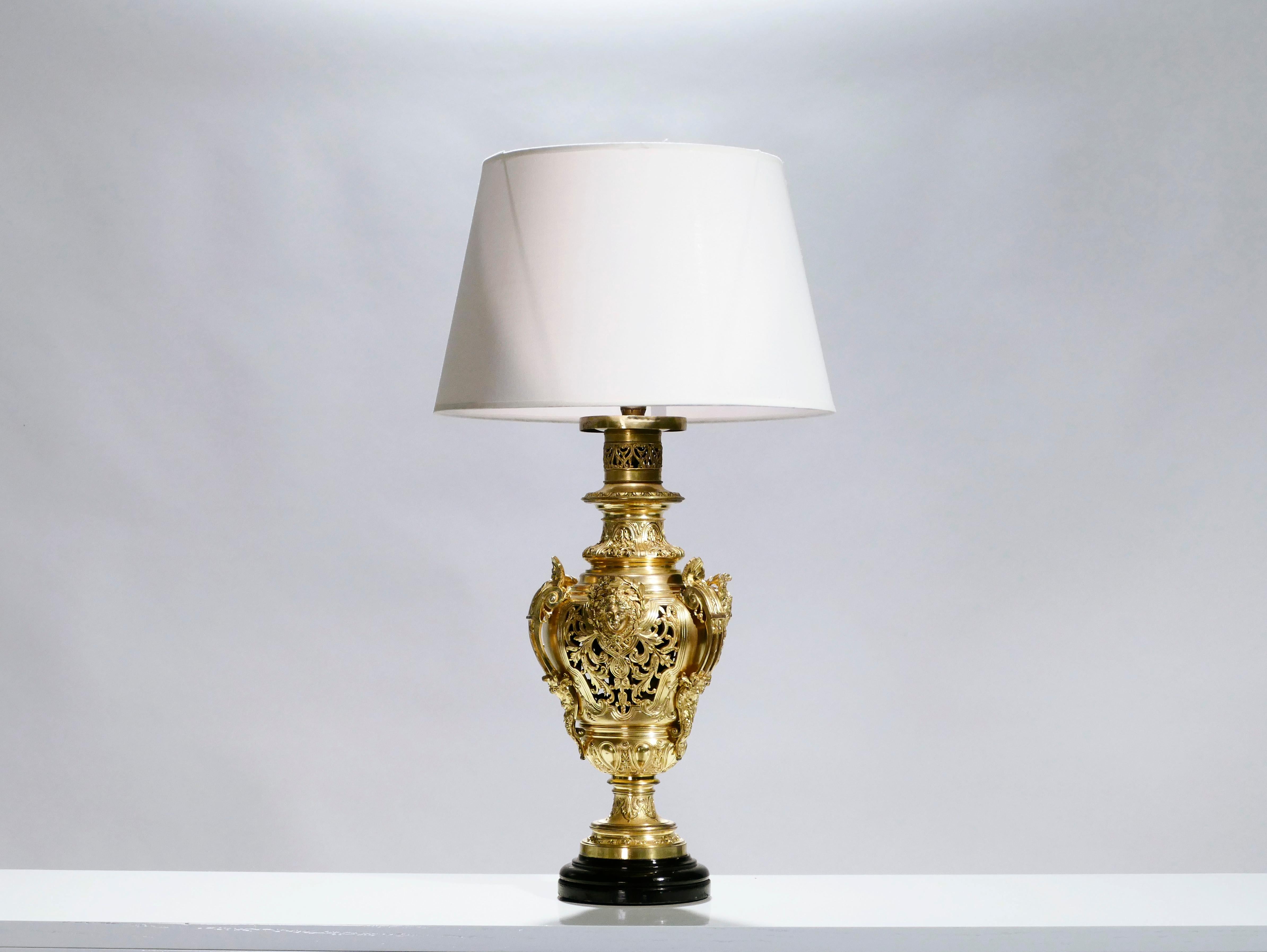 This French Napoleon III antique lamp from the 19th century was originally an oil lamp, but it has since been converted to electric for use in a contemporary space. The beautifully ornate chiselled bronze is what makes this piece special. Leaves and