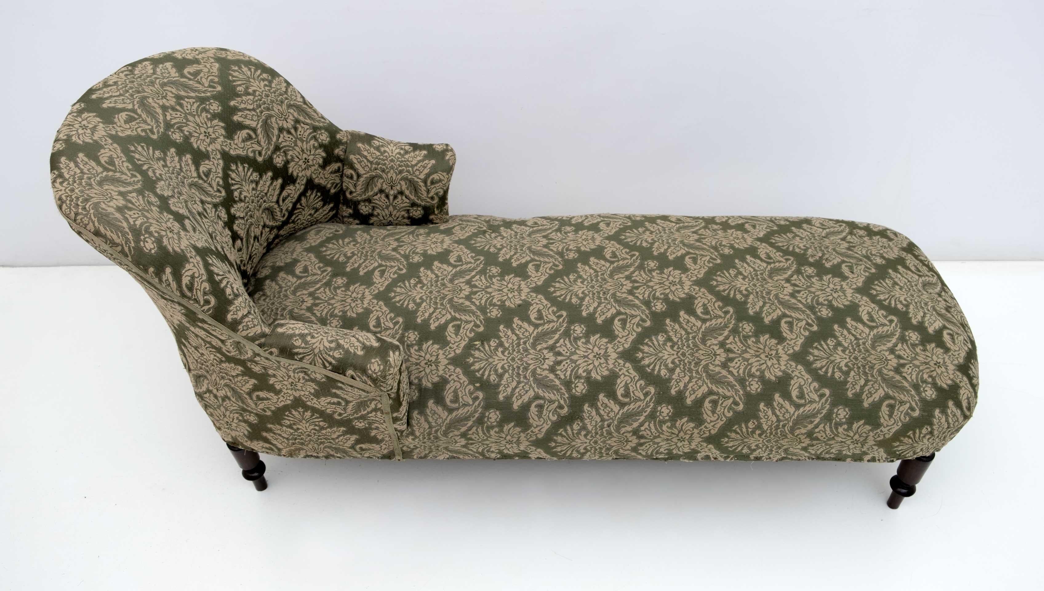 This elegant French Napoleon III chaise longue is a timeless classic. Its sophisticated 