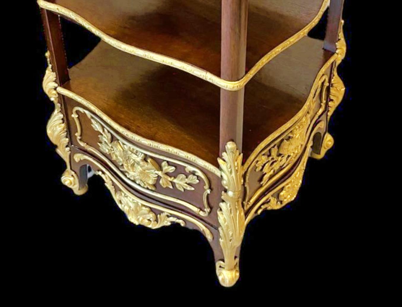 Napoleon III 19th Century Walnut Etagere In Good Condition For Sale In Madrid, ES