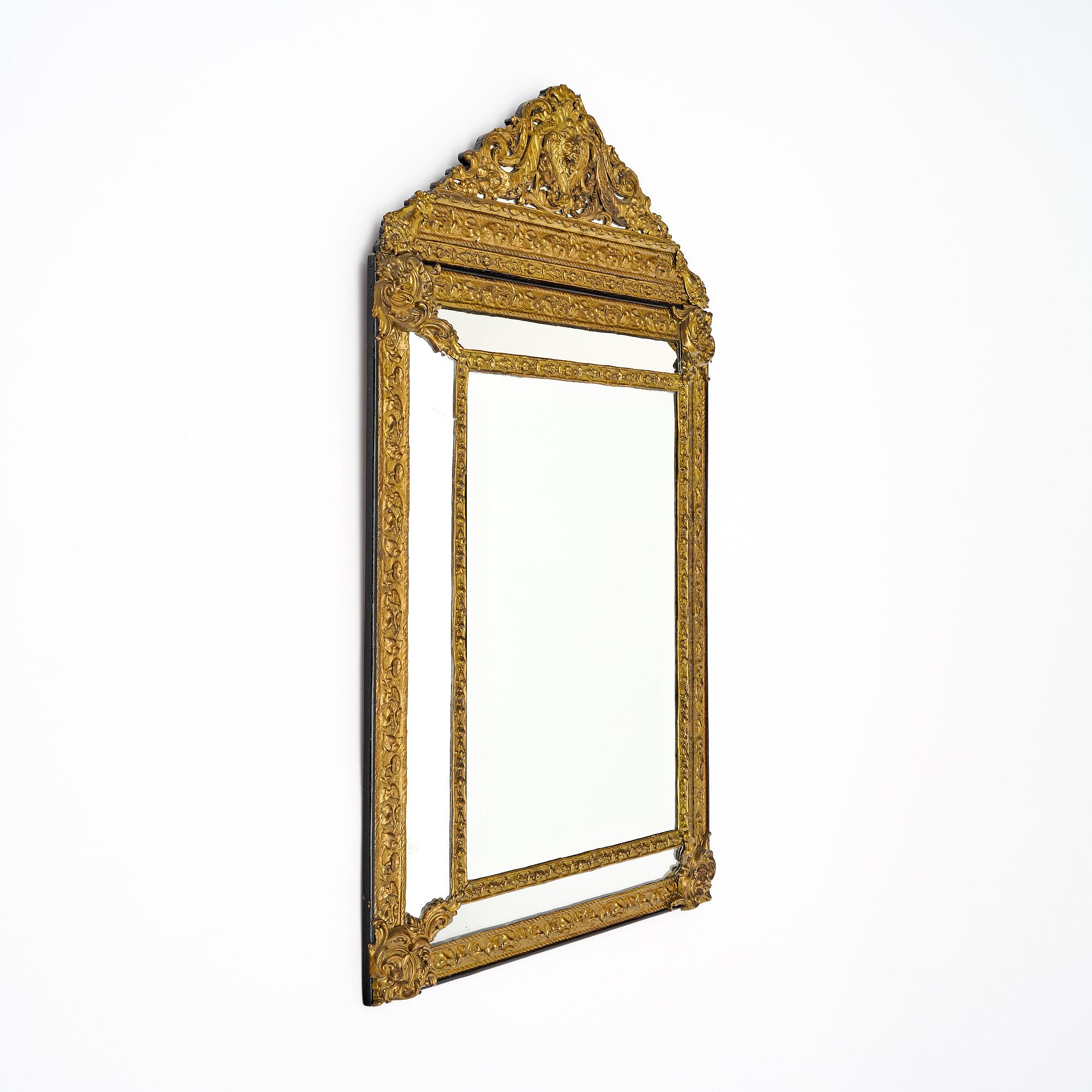 Spiegel aus Frankreich im Stil von Napoleon III. Dieses Stück ist aus fein gegossener Bronze oder Ormolu gefertigt und mit einem aufwendigen Dekor versehen. Der Rahmen zeigt stilisierte Akanthusblätter, 