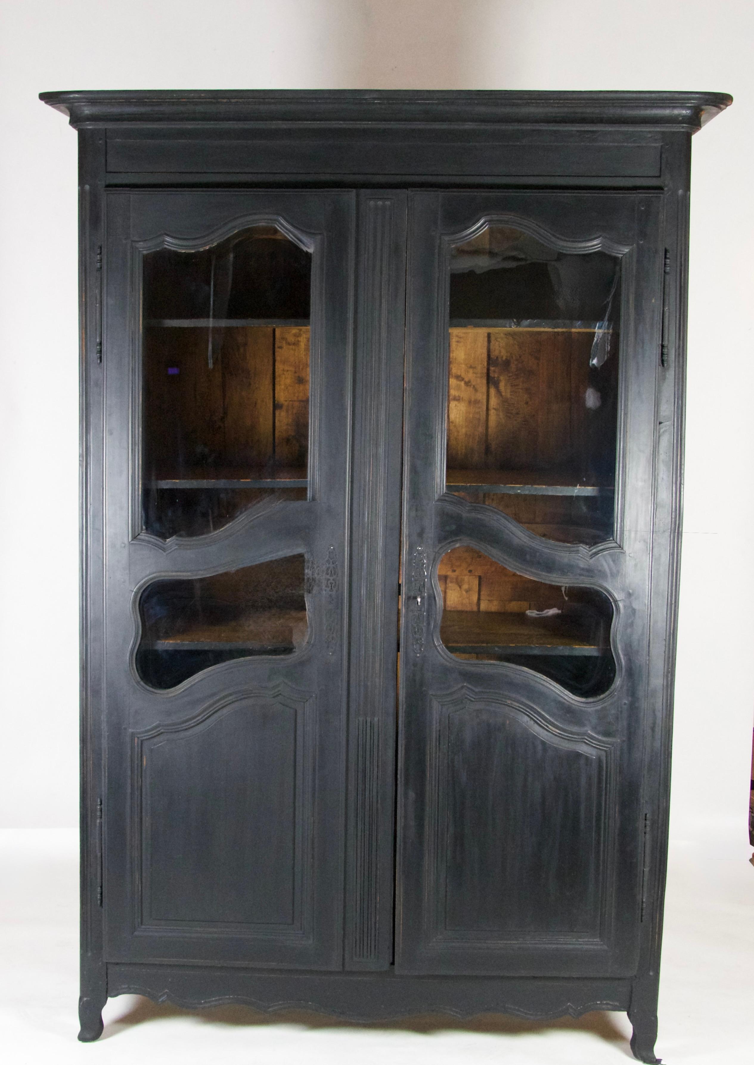 Squisito armadio Napoleone III, un capolavoro del 1850, importato direttamente dalla Francia. Questo armadio vanta una finitura in ebano che incarna l'eleganza dell'epoca. Dotato di quattro ripiani regolabili, offre un'archiviazione versatile,