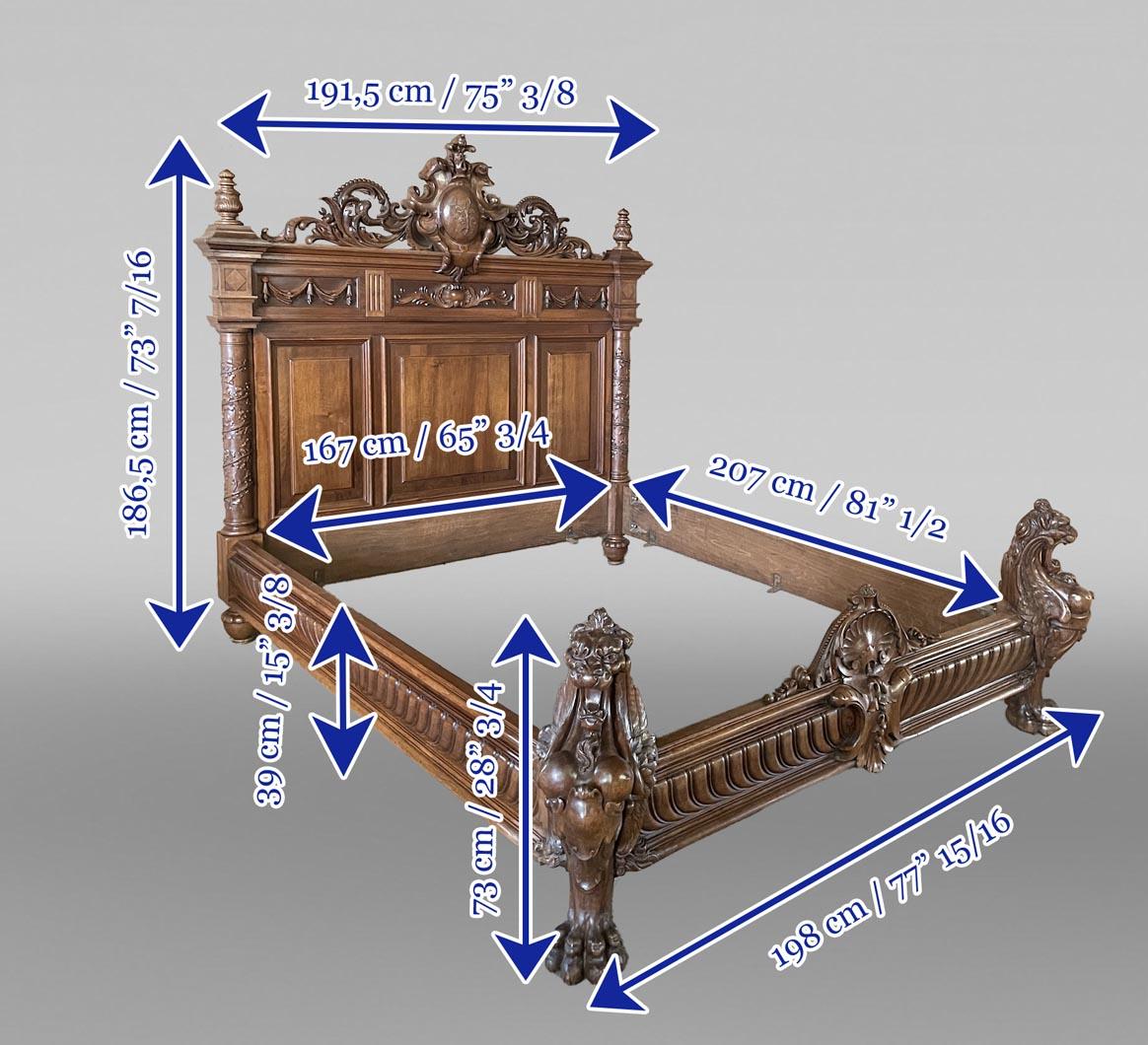 Cet imposant lit Napoléon III en noyer a été fabriqué dans la seconde moitié du XIXe siècle.

Le cadre à godrons du lit est orné au pied d'un motif de coquille entouré de feuillage, d'où un pendentif repose sur une feuille à godrons. Les deux pattes