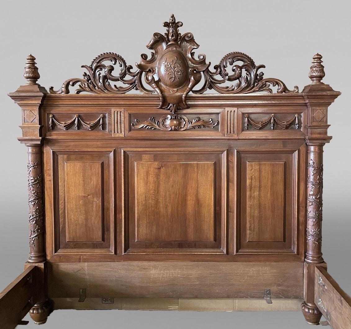Sculpté à la main Lit Napoléon III en noyer, 19e siècle en vente