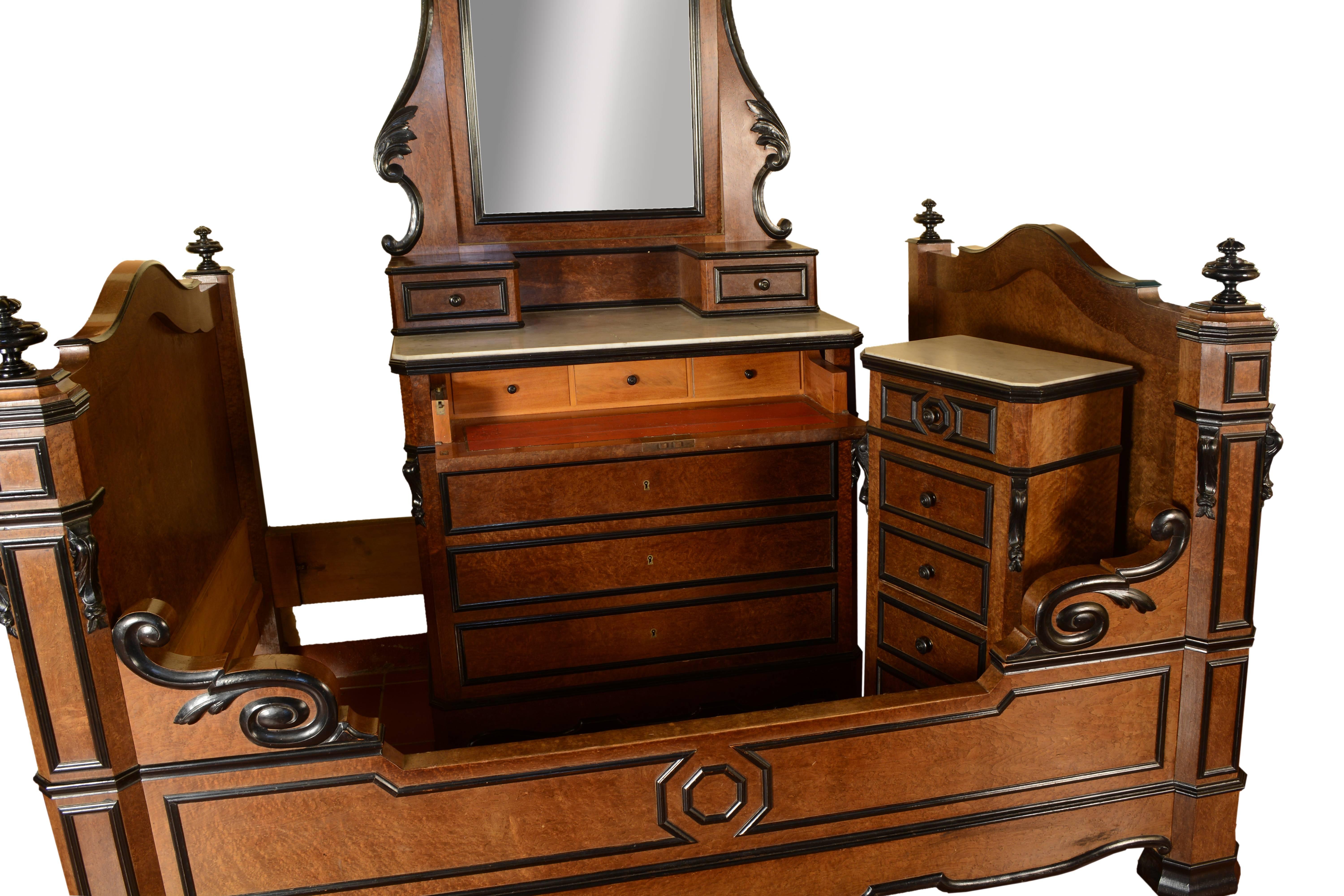 Madera de erable, interiores de madera de pino, molduras tintadas.
El dormitorio consta de una puerta-armario con espejo, cómoda-escritorio con tres cajones delante y otros tres detrás de una puerta, además de los dos que hay debajo del espejo,