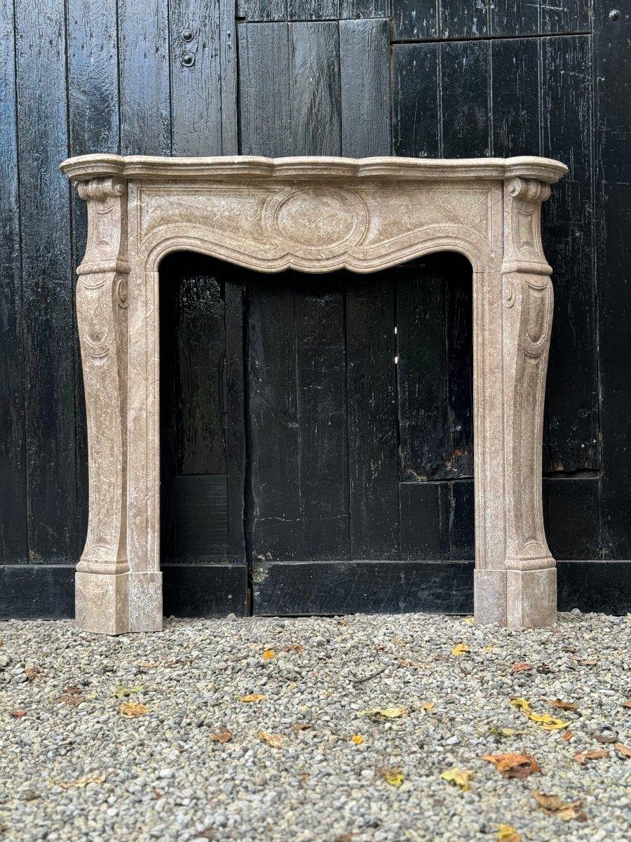 Marbre Cheminée Napoléon III en marbre beige Lumel Circa 1900 en vente