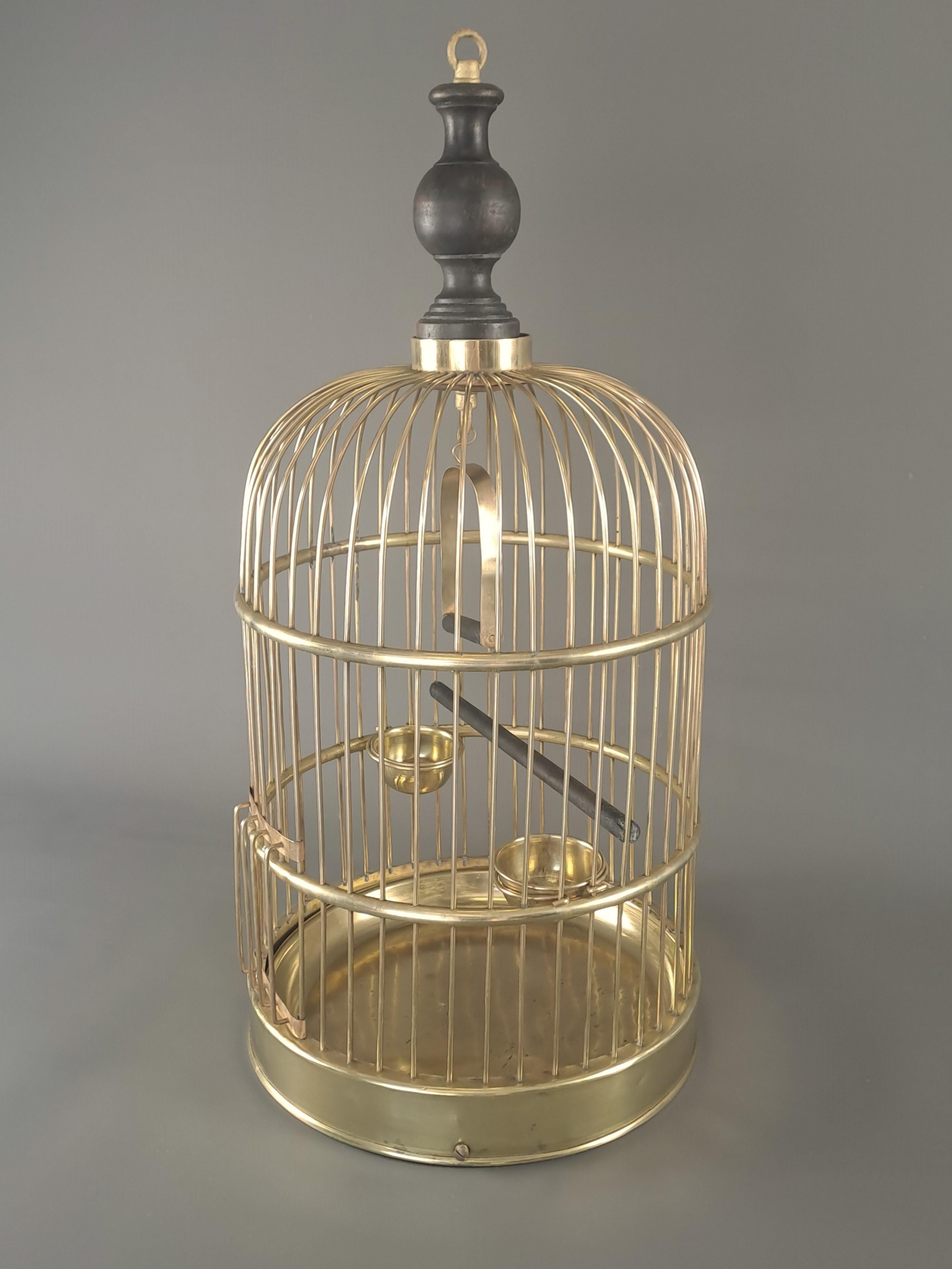 Brass birdcage with its accessories (two feeders, a swing and a perch).

Old work of good quality from the end of the 19th or beginning of the 20th century in Napoleon III style.

Very good condition.