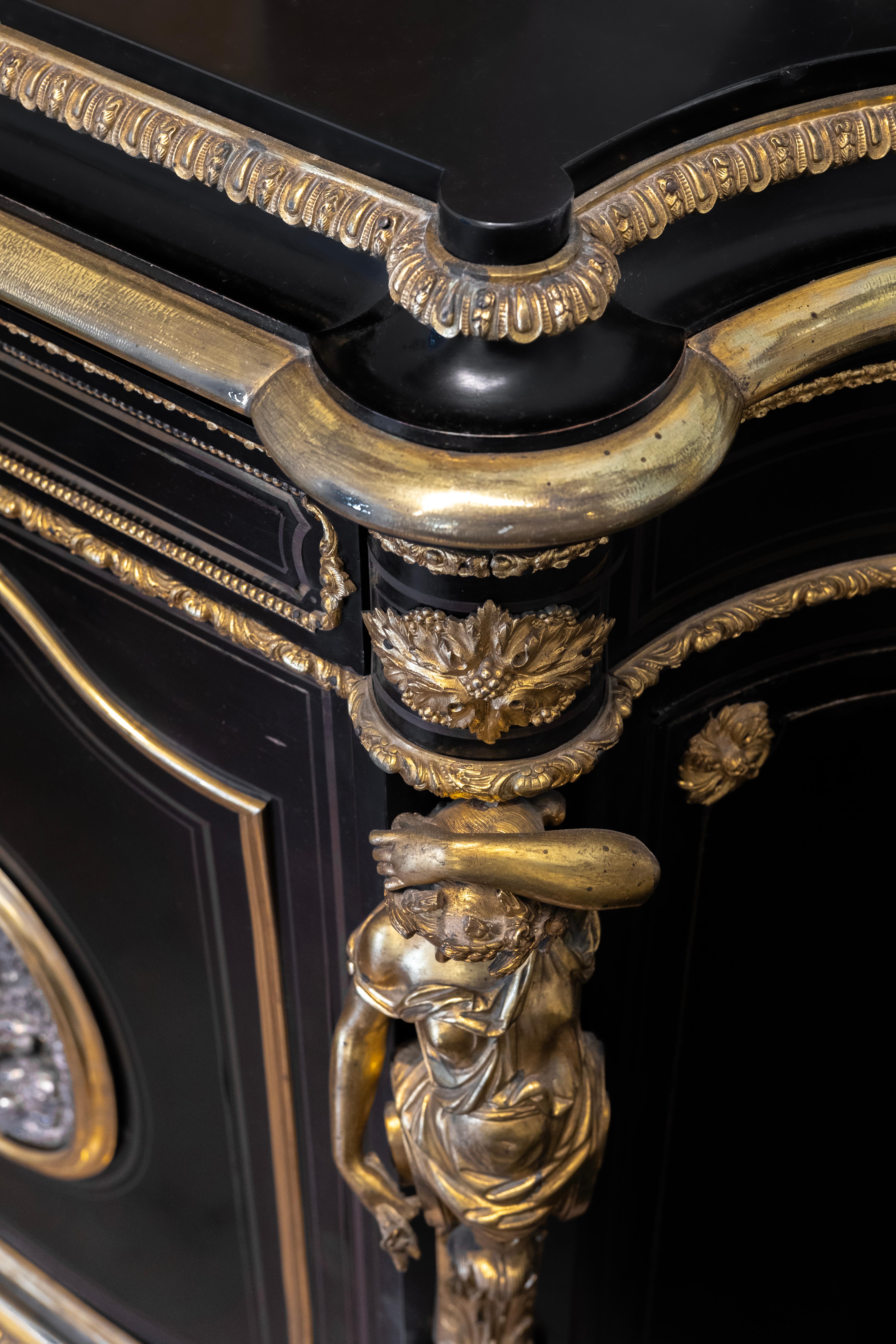 Français Cabinet Napoléon III noir avec montures en bronze doré et argenté en vente