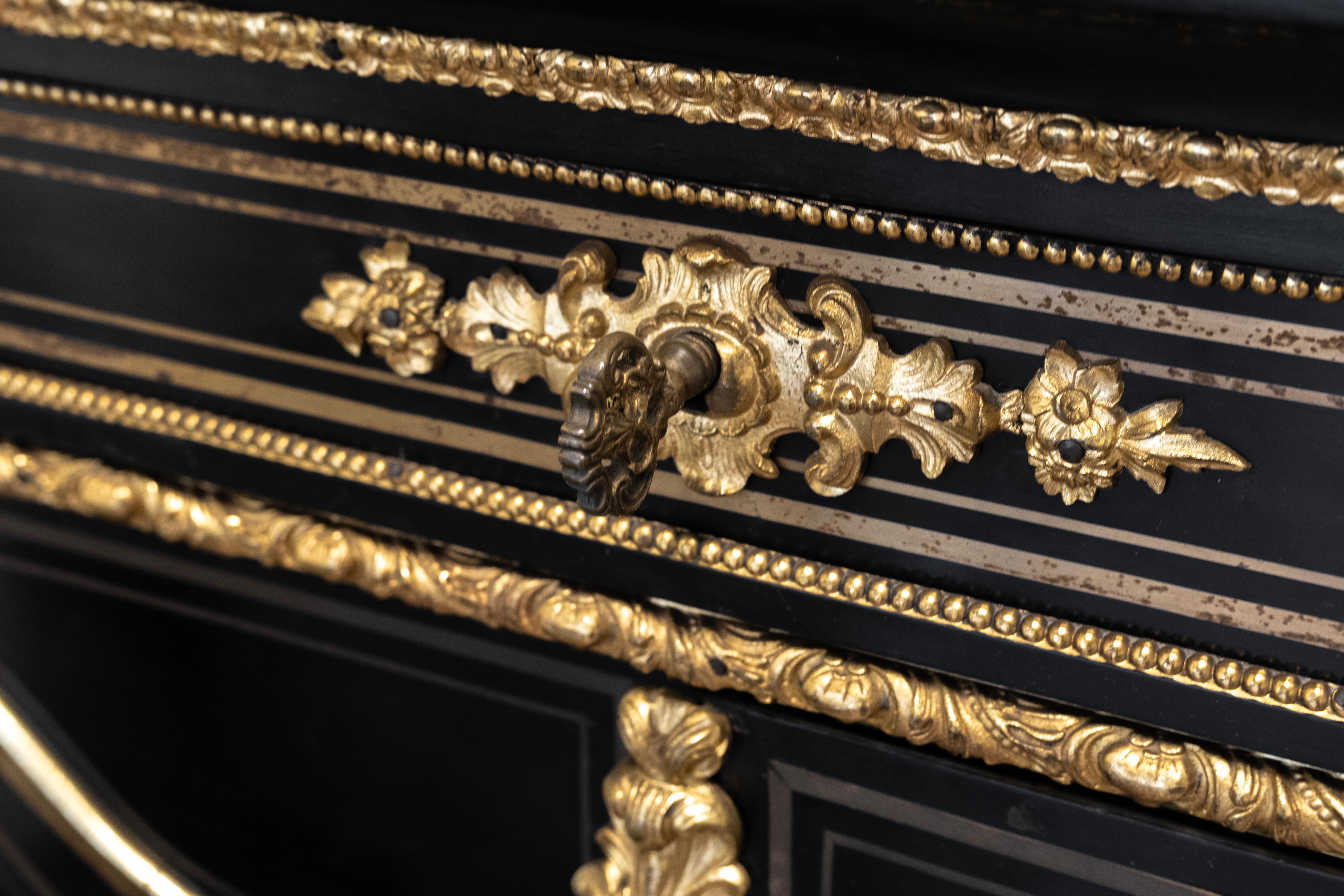 Ébénisé Cabinet Napoléon III noir avec montures en bronze doré et argenté en vente