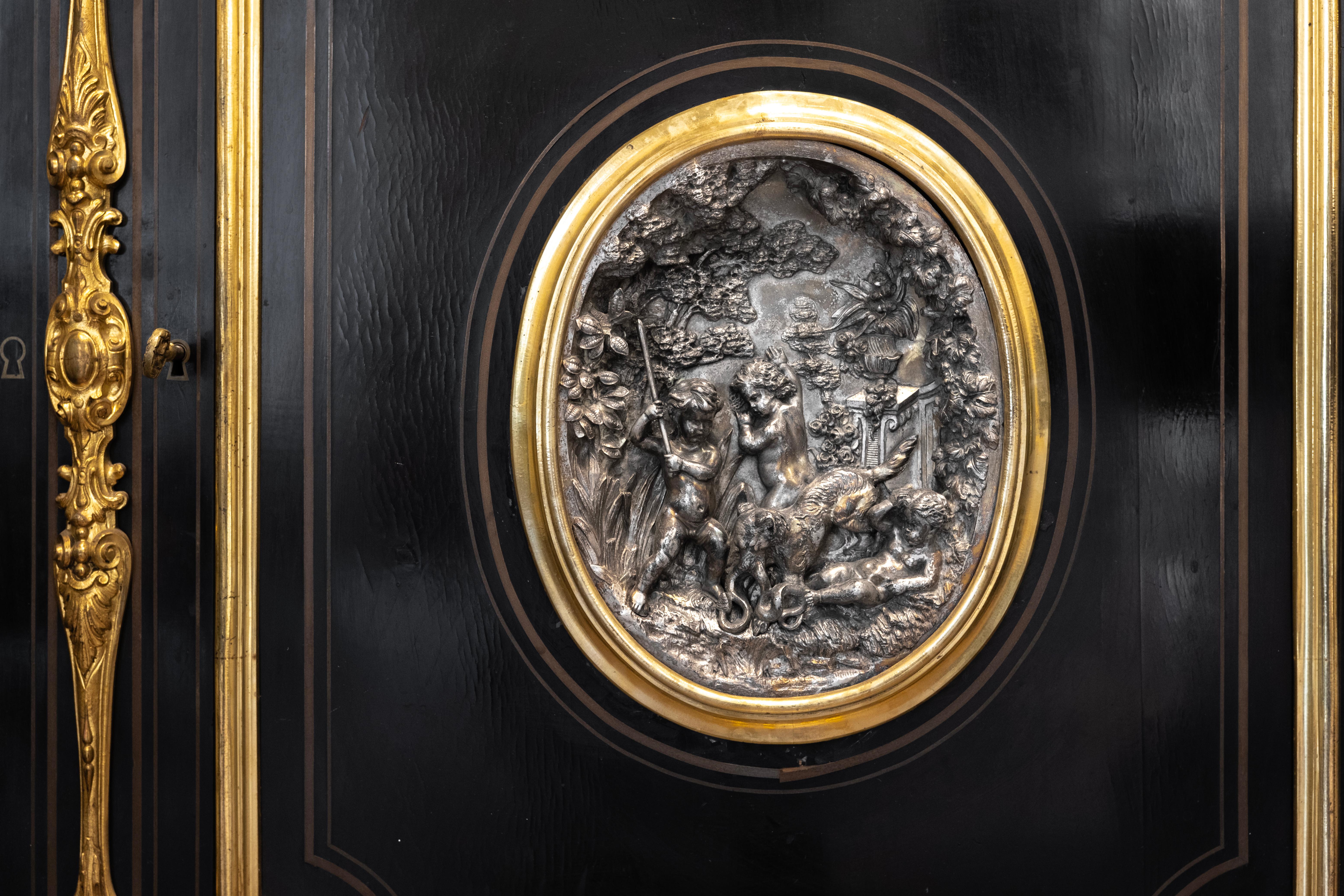 Fin du XIXe siècle Cabinet Napoléon III noir avec montures en bronze doré et argenté en vente