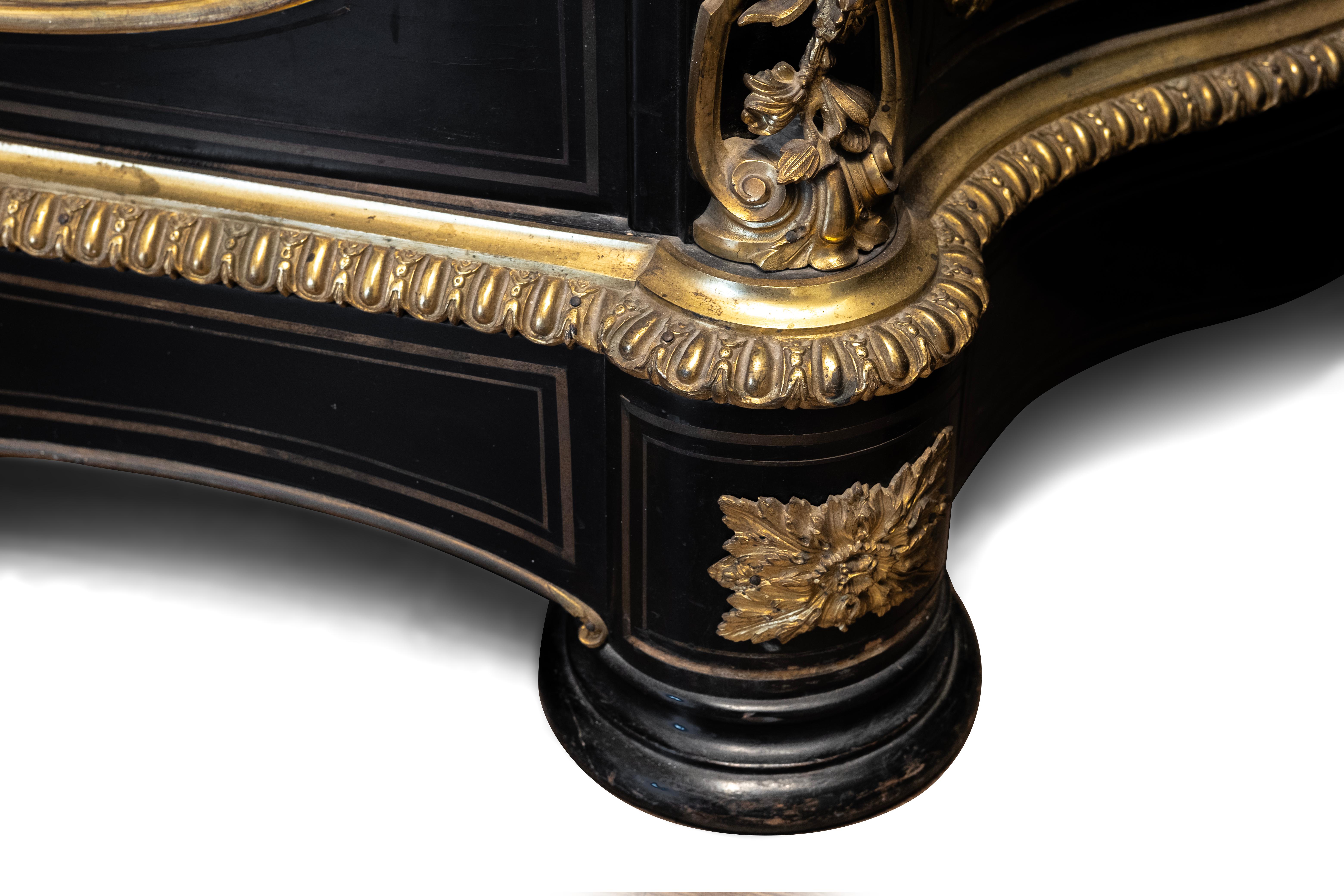 Cabinet Napoléon III noir avec montures en bronze doré et argenté en vente 1
