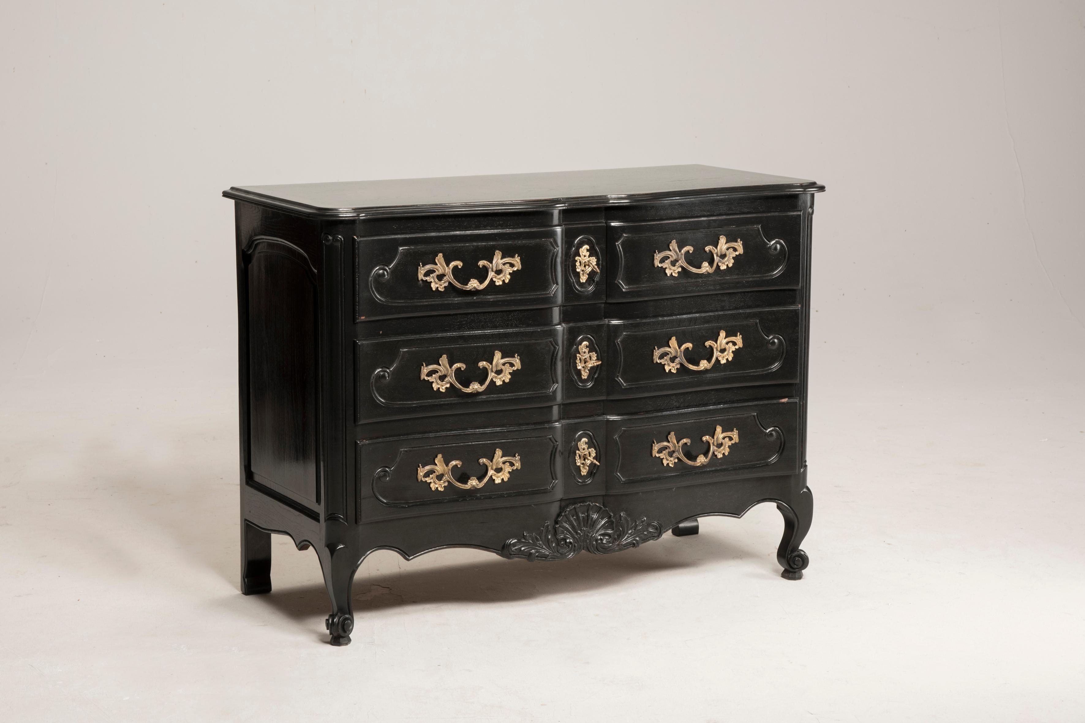 Napoleon III black durmast wood golden bronze handles French chest of drawers.

Chest of drawers from France from late 19th century. It features golden bronze Coeval handles, two small drawers with a unique key controlling both of them and two