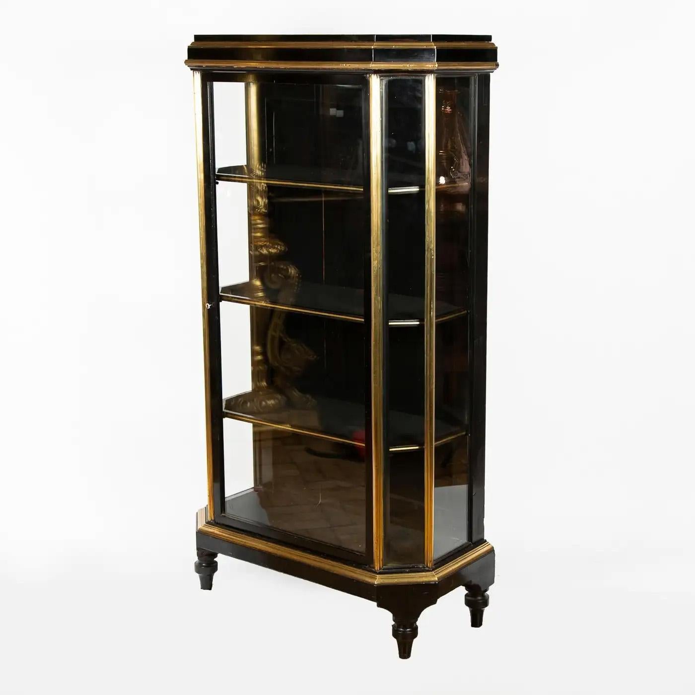 Esempio di artigianato francese dell'epoca di Napoleone III, questa vetrina in lacca nera e ottone, risalente al 1870 circa, emana eleganza e raffinatezza. La vetrina è dotata di tre ripiani interni regolabili con finiture in ottone, che dimostrano