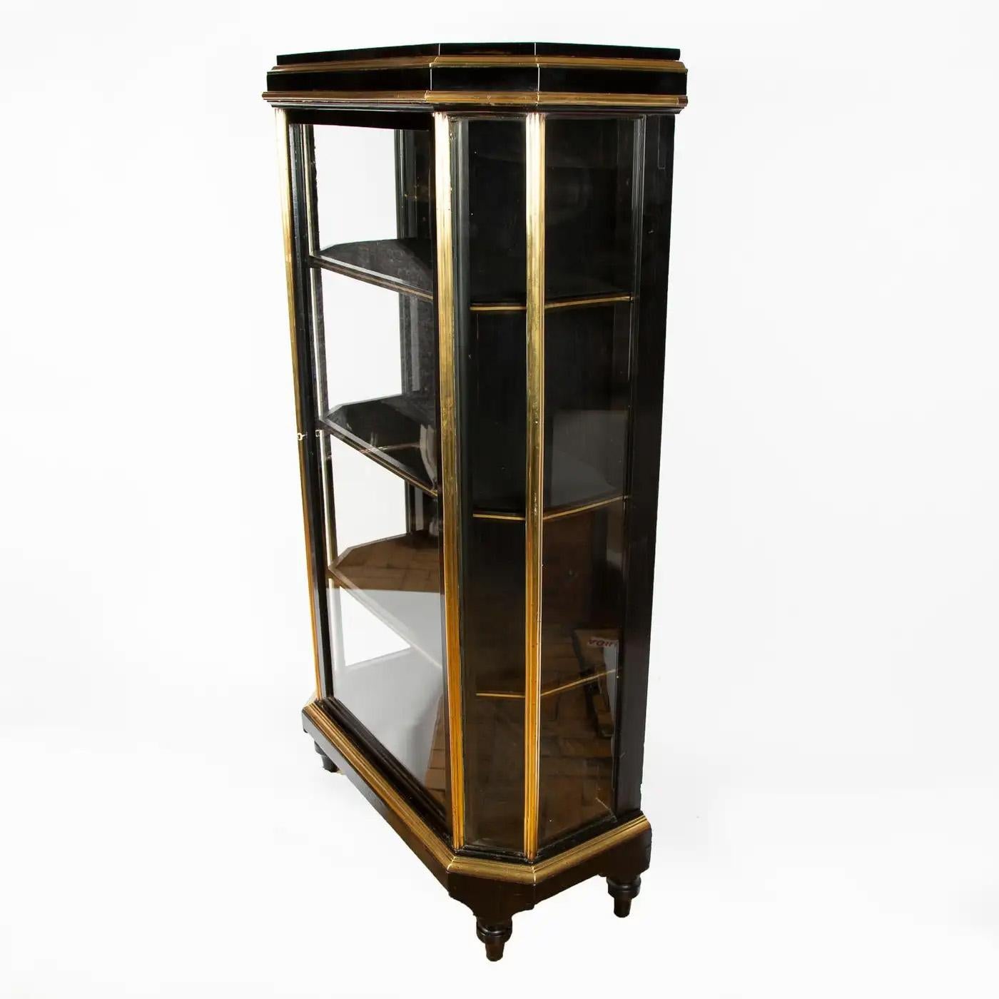Francese Vetrina Napoleone III in lacca nera e ottone in vendita