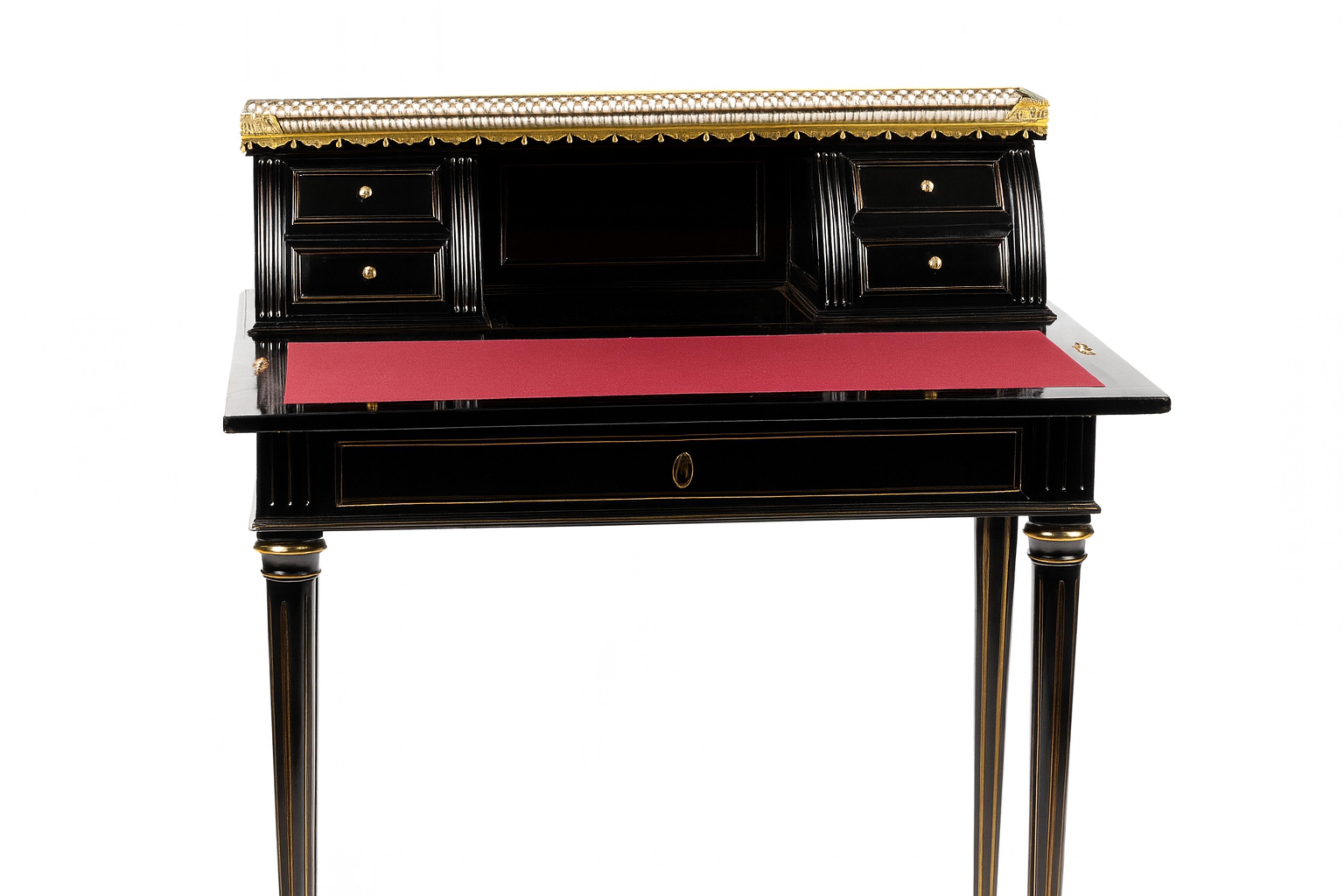 Scrivania bonheur du Jour in noce laccata nera e rifinita in stile Napoleone III con accenti in metallo dorato.
Quattro piccoli cassetti e un ampio cassetto inferiore con un piano ribaltabile foderato di feltro rosso.
Ferramenta e accessori in