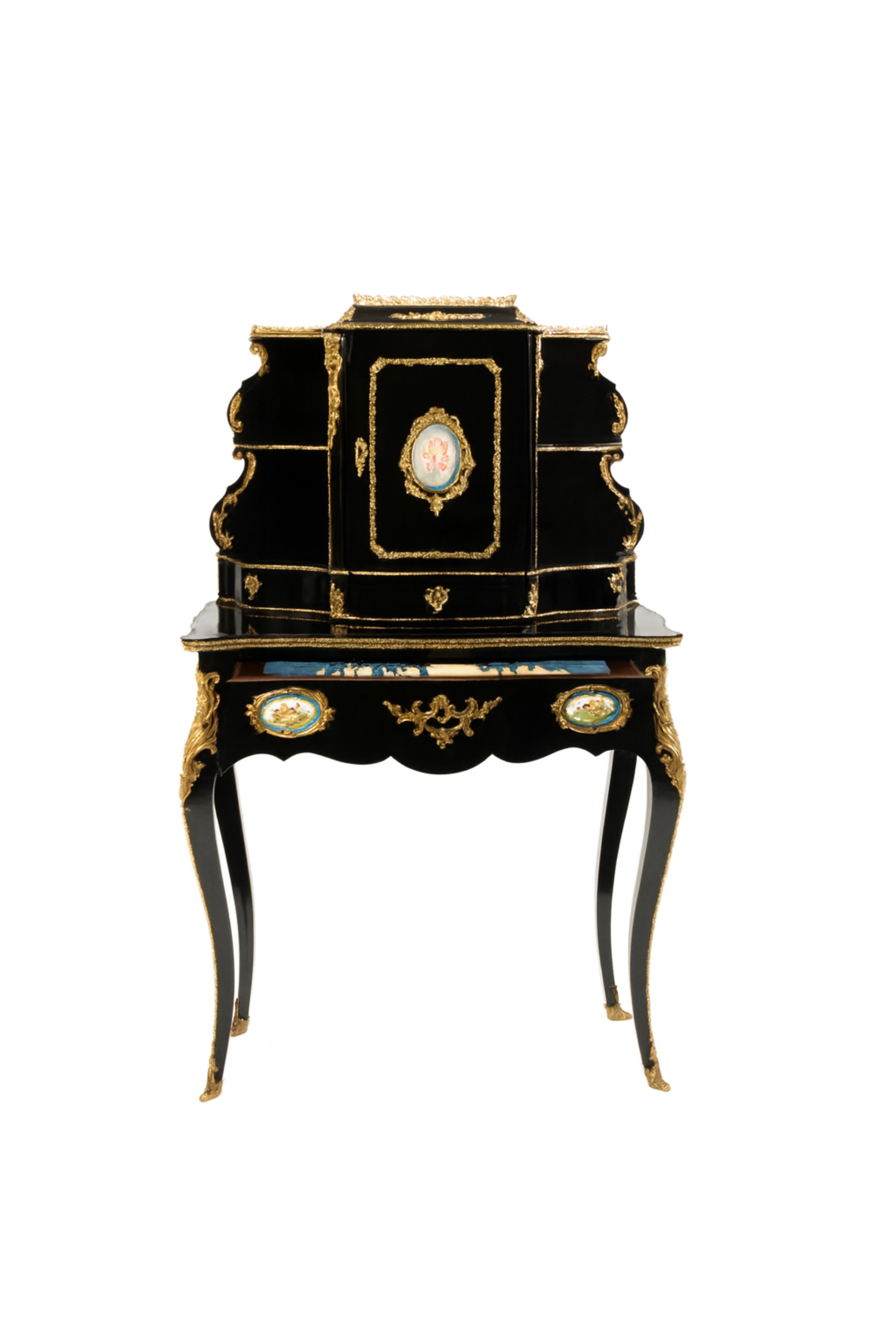Napoléon III schwarz lackiert, vergoldete Bronze und Sèvres Stil Ormolu montiert Bonheur du Jour.
Dieses schöne Bonheur du Jour ist ein hervorragendes Beispiel für den Geschmack, das künstlerische Empfinden und die Handwerkskunst, die während der
