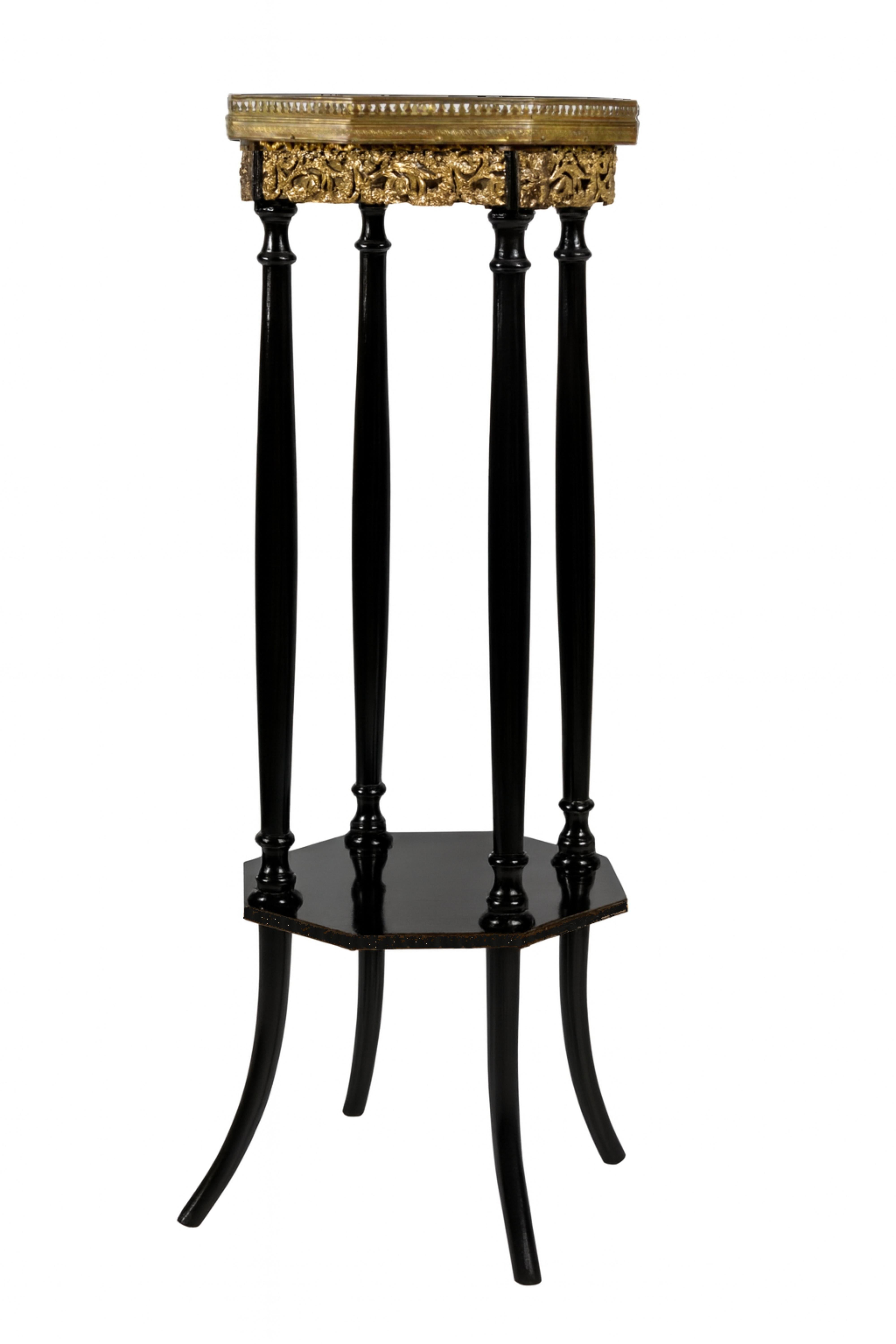 Ce guéridon Napoléon III du XIXe siècle en laque noire incarne l'élégance et l'opulence de l'époque. 

Dotée d'une base en bois cannelée, d'un captivant plateau en marbre et de détails complexes en laiton et en bronze, cette table est un véritable