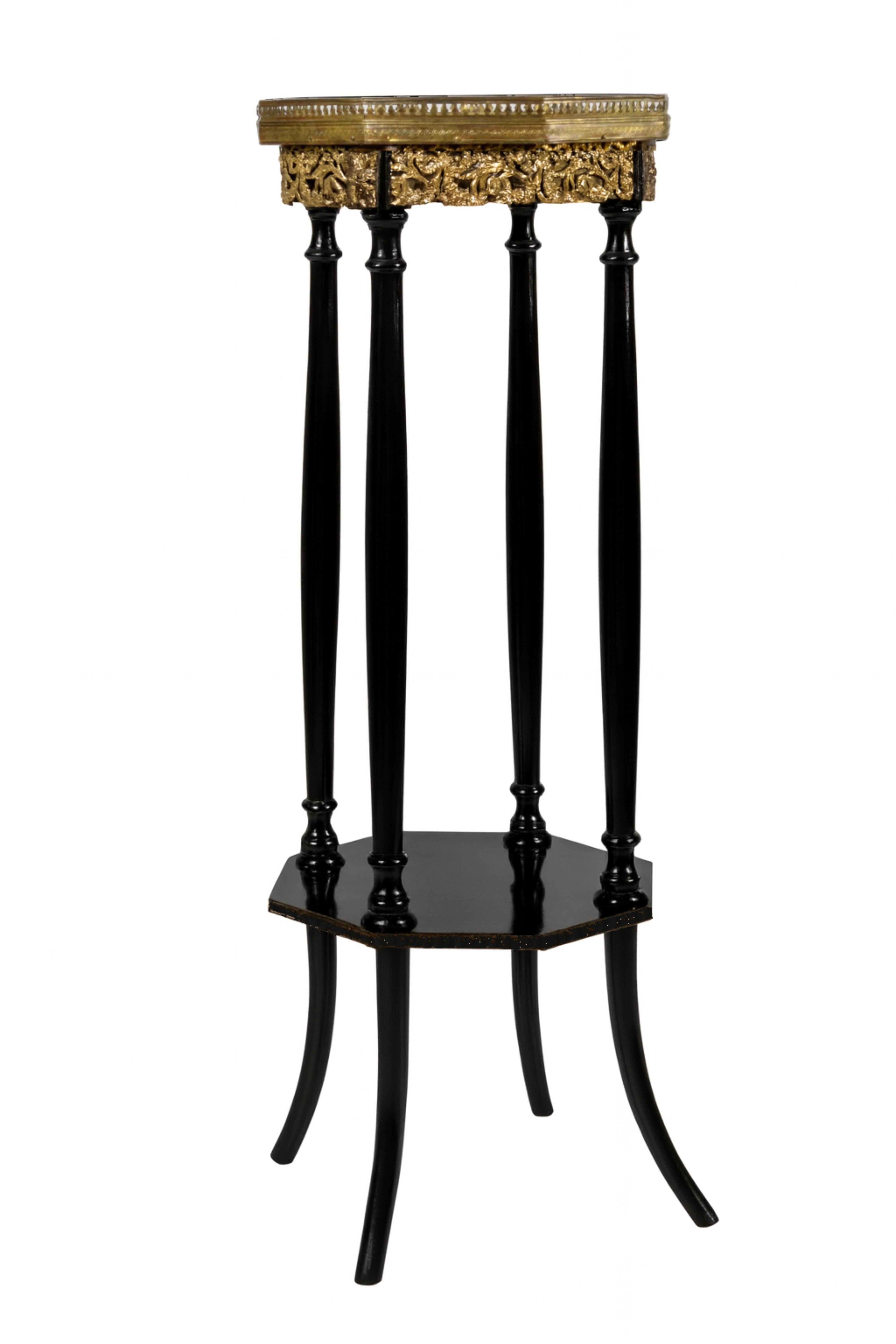 Français Guéridon Napoléon III en laque noire, XIXe siècle en vente