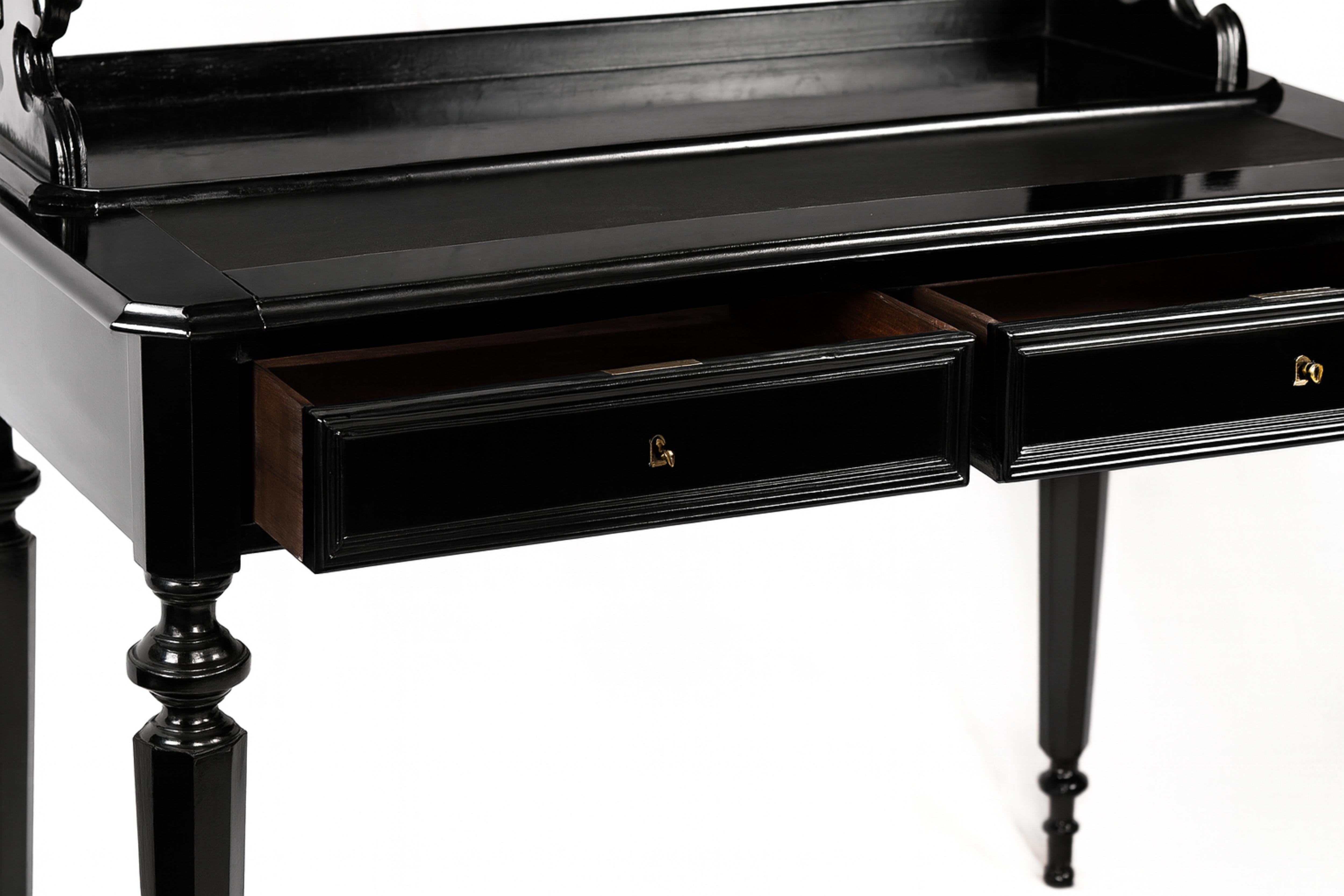 Un esemplare unico del XIX secolo rifinito in lacca nera  Scrivania Napoleone III Bonheur Du Jour.
 
Parte superiore con tre ripiani e parte inferiore con una coppia di cassetti e piano allungabile e gambe con finitura in doucine laccata