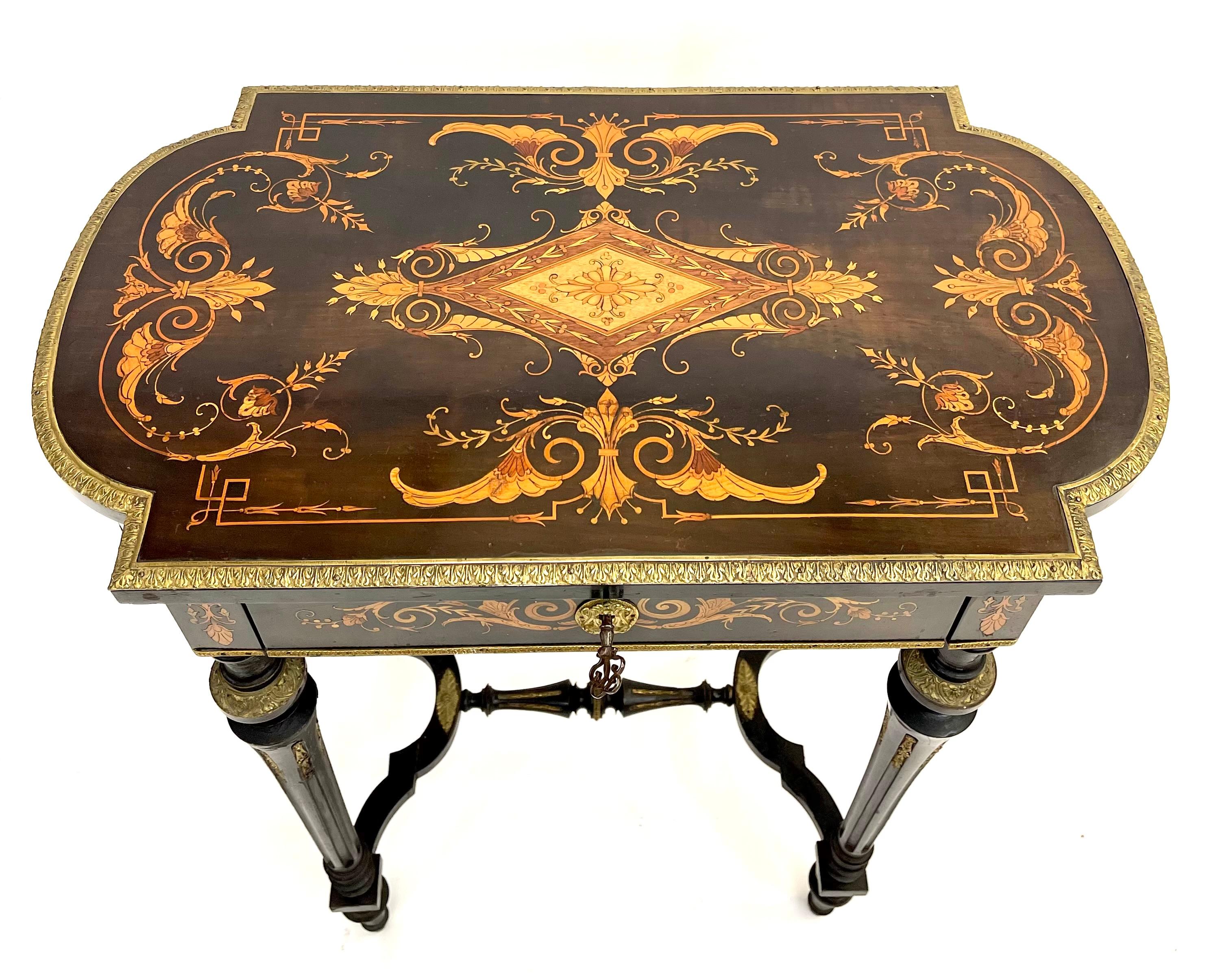 The Napoleon III marquetry side table is a true masterpiece of the Victorian era. It flawlessly combines the refinement of the period with high-quality materials.

This side table is a prime example of the Napoleon III aesthetic. The marquetry is