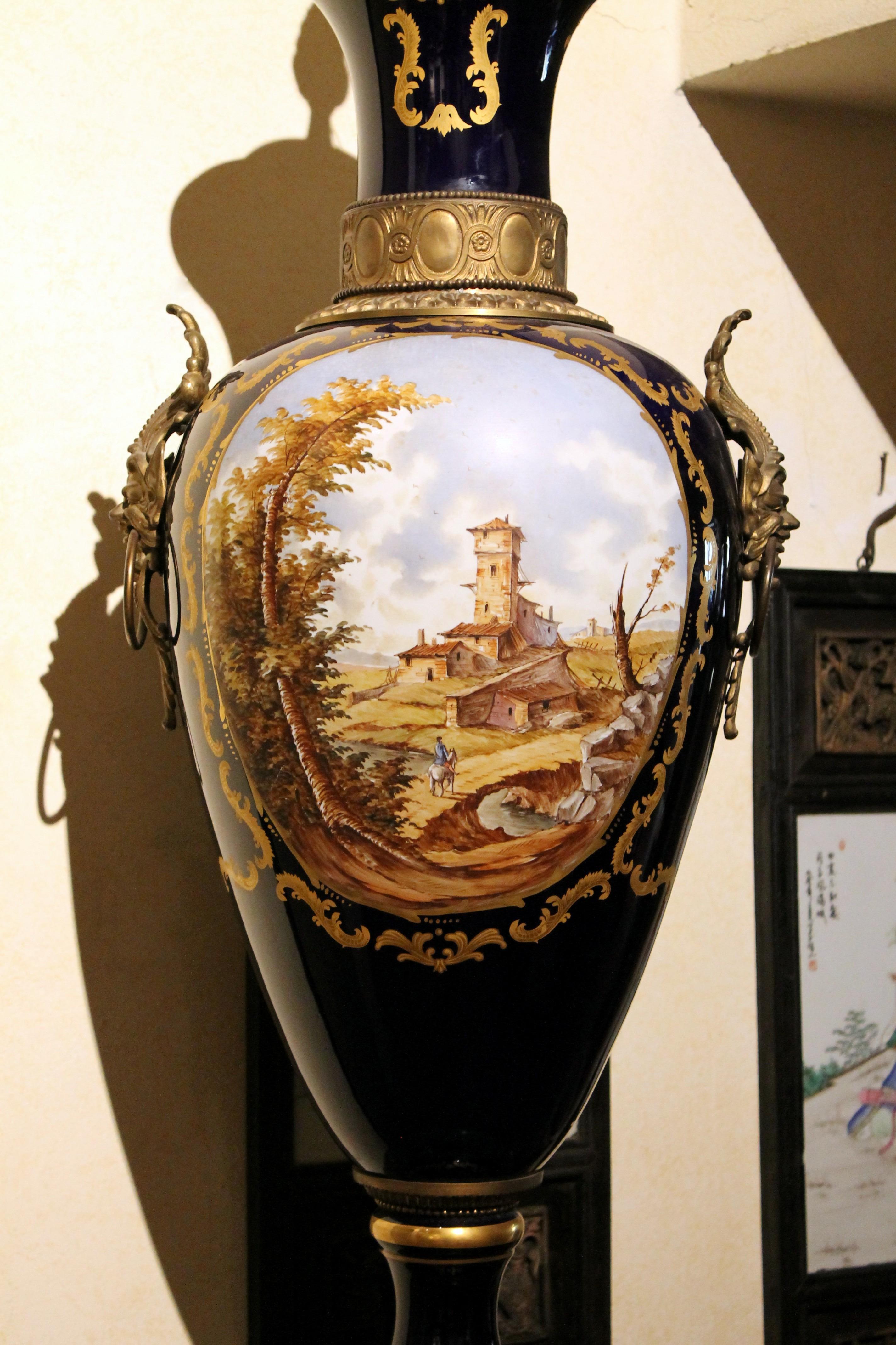 Vasi con coperchio blu Napoleone III dipinti a mano con paesaggi e manici in bronzo in vendita 7