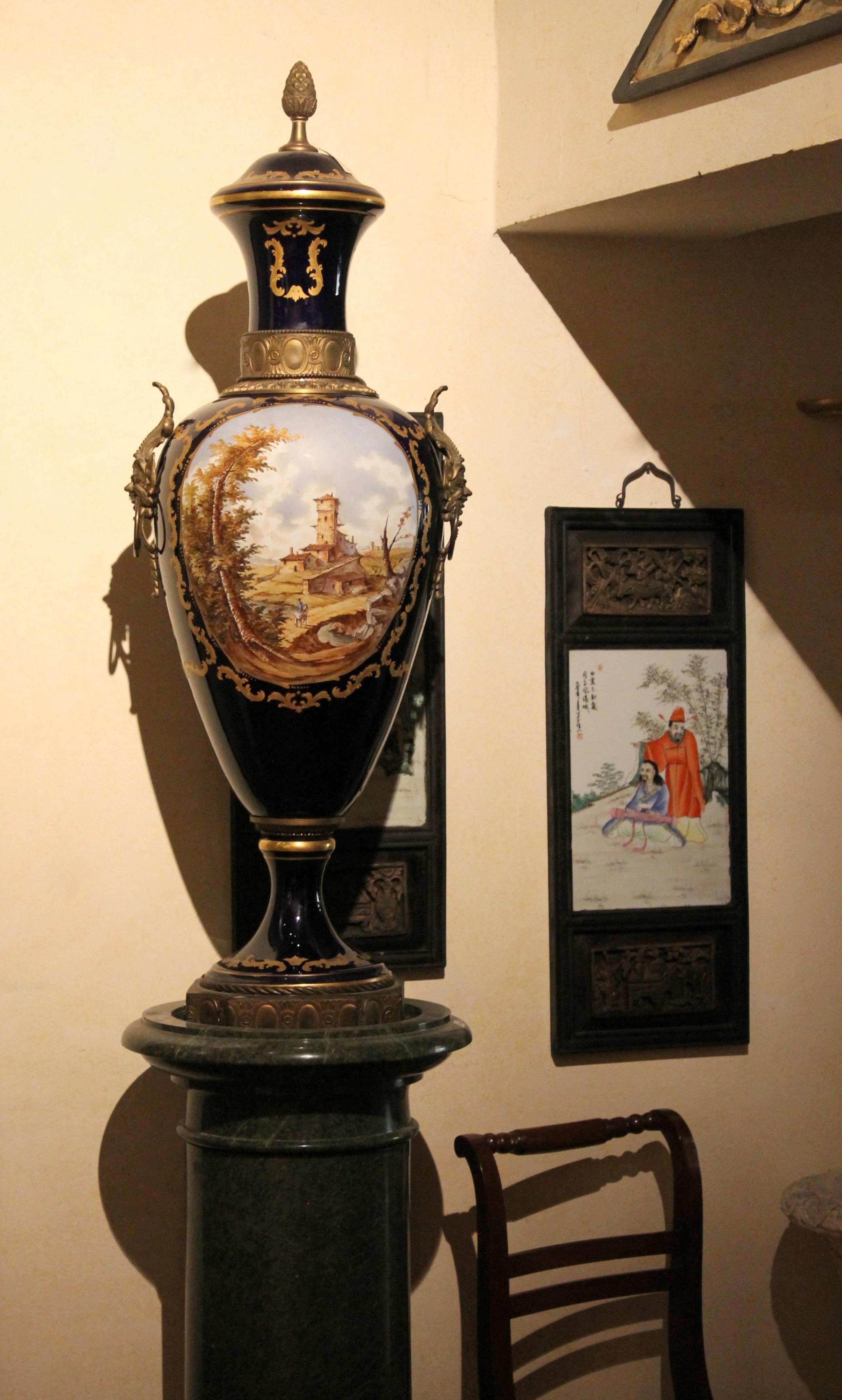 Vasi con coperchio blu Napoleone III dipinti a mano con paesaggi e manici in bronzo in vendita 12