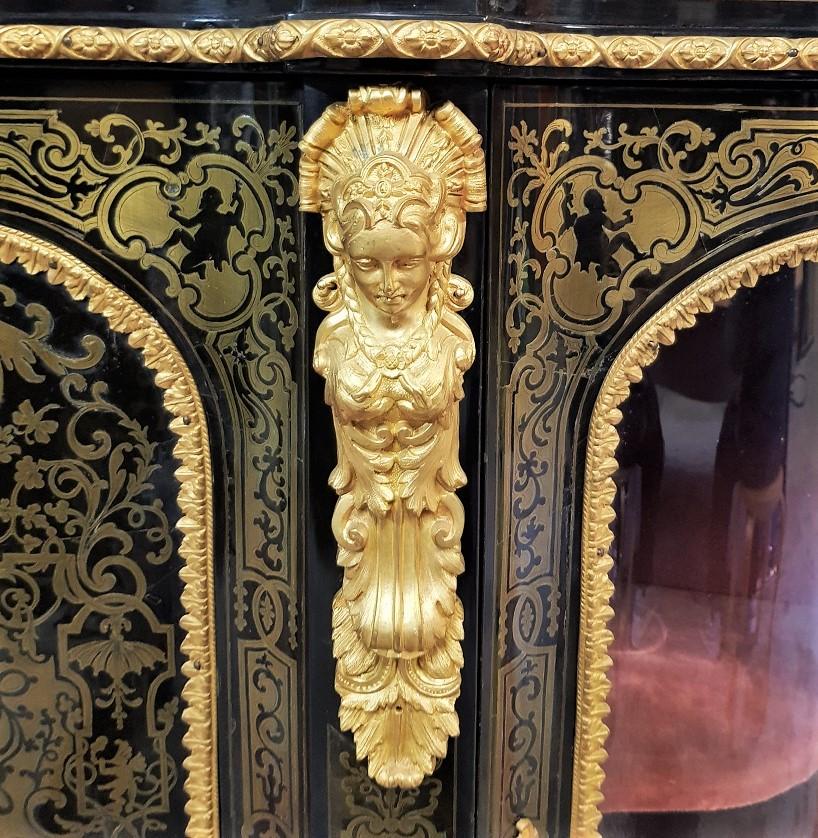 Very rare large sideboard credenza row 4 doors brass marquetry and brown horn.
Richly decorated by marquetry with foliage patterns, interlacing, scrolls, characters. Two full main doors, and two glazed side doors.
Very important ornamentation of