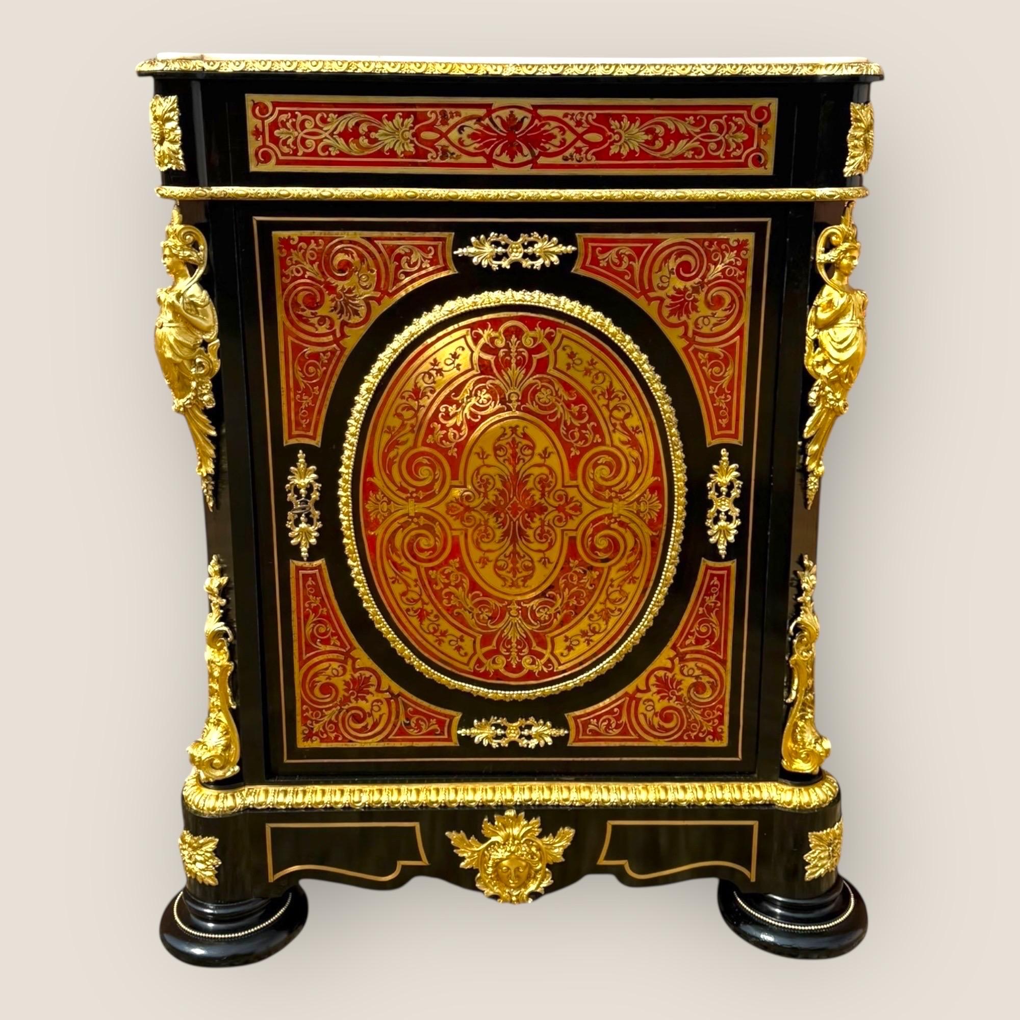Qui abbiamo un mobile da molo francese del periodo Napoleone III (1852-1870), ebanizzato e con piano in marmo Boulle. Questo mobile è in condizioni eccellenti, con un intricato intarsio boulle simmetrico in stile arabesco sulla parte anteriore ed è
