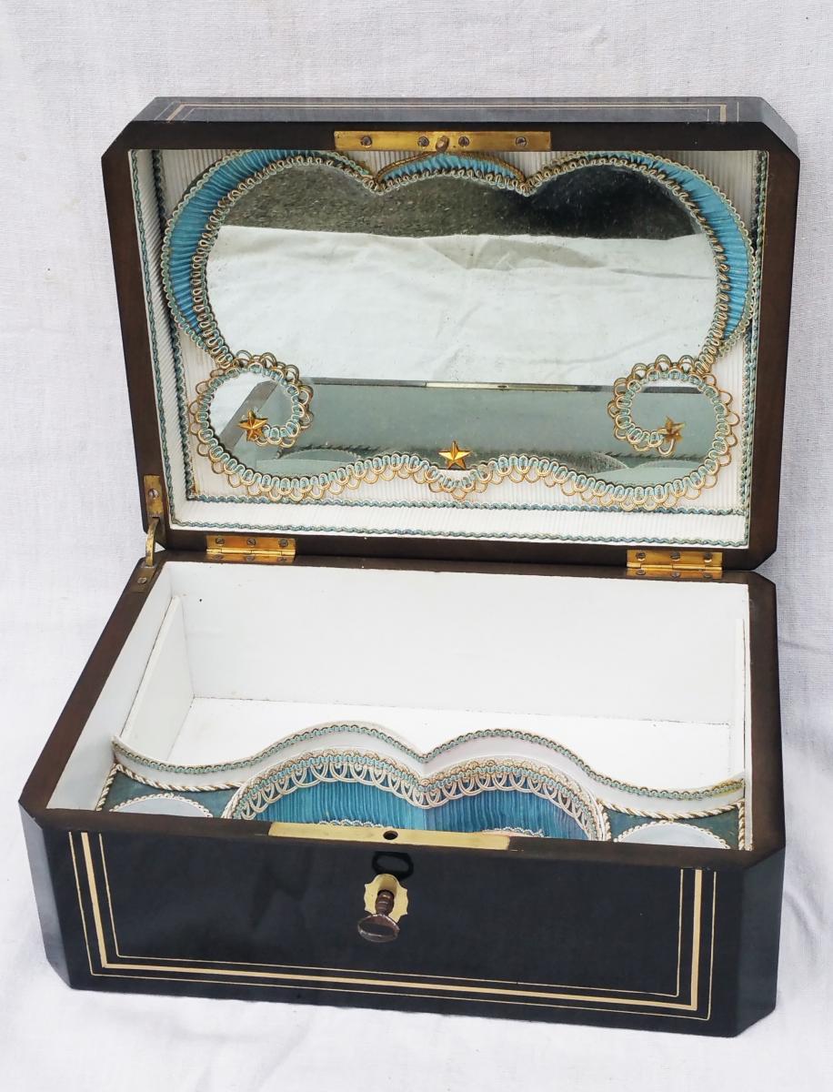 Boulle Marquetry jewelry box in queen style decoration Napoleon III
Beautiful jewelry box, ebony veneer and Boulle style marquetry on the lid with brass flower inlays of mother of pearl in the hearts and in the stars. Opens on a beautiful original