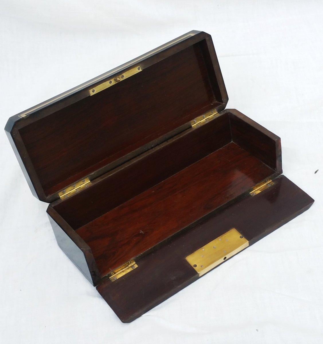 Napoleon III style period beautiful Glove decorative box in ebony veneer and Boulle marquetry with brass threads and brass mesh marquetry on the lid. Mahogany interior, France, circa 1870.
Restored in a very good general condition.


 