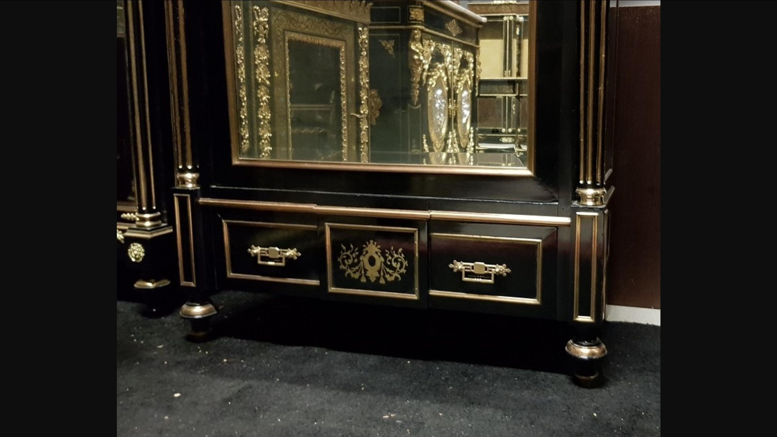 Beautiful Napoleon III Boulle bonnetière, cupboard or wardrobe. Columns detached and rudentées adorned with brass grooves, Boulle marquetry in brass motive scrolls and foliage on the upper part. Ornamentation of gilt bronzes with galleries of