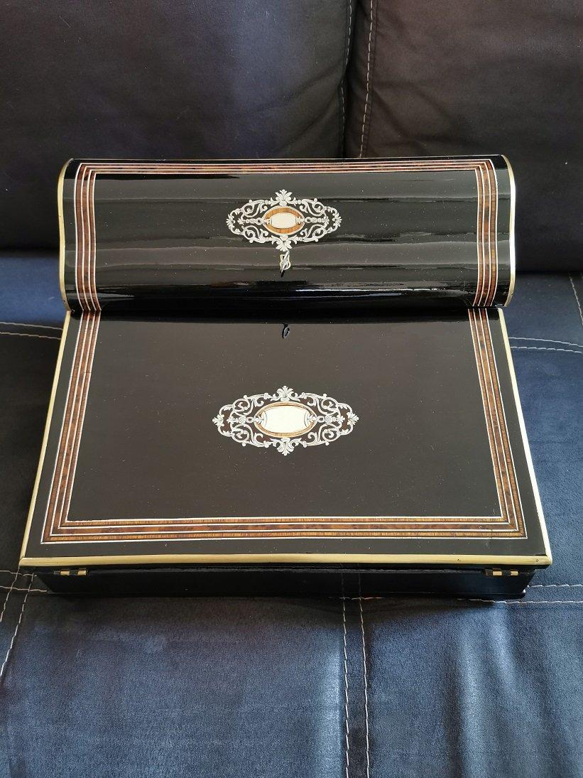 Napoleon III Ecritoire writing box in Boulle style marquetry in bone with brass central cartridge. It opens with a mahogany interior, and a new full grain leather top.
Restored, France 1860.