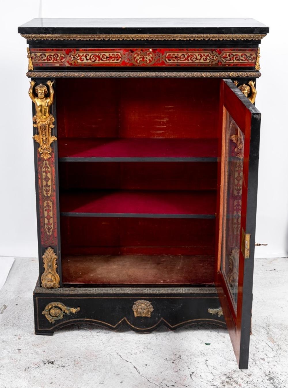 Mobile da molo Boulle Napoleone III in metallo dorato con finta tartaruga e intarsi in ottone, fine del XIX secolo. Il piano rettangolare sovrasta un fregio intarsiato; al di sotto, un'anta centrale ad arco vetrato racchiude due ripiani,