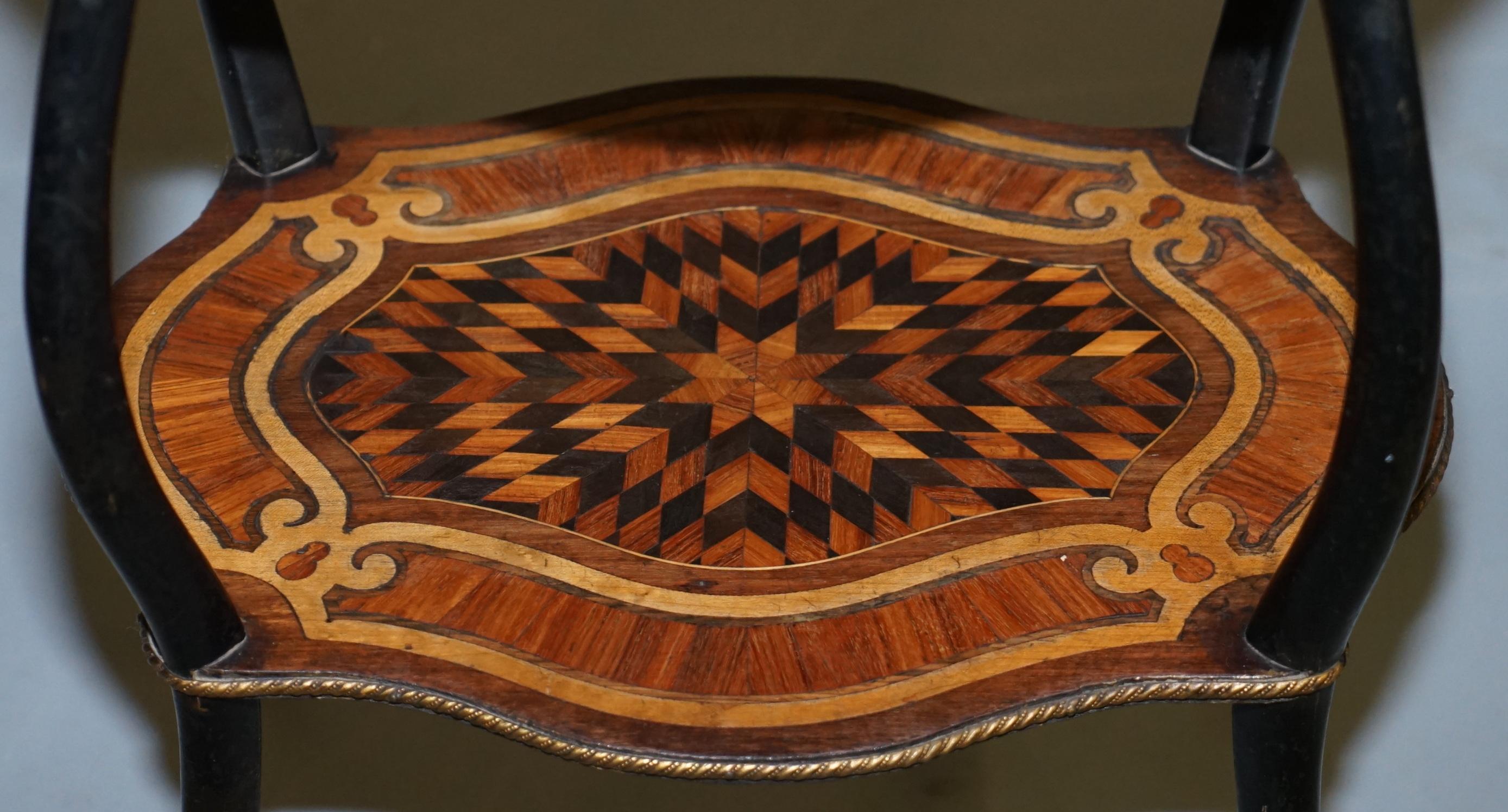 Mesa auxiliar de tres patas Napoleón III Galería de latón en madera de frutal ebonizada y taraceada en venta 2