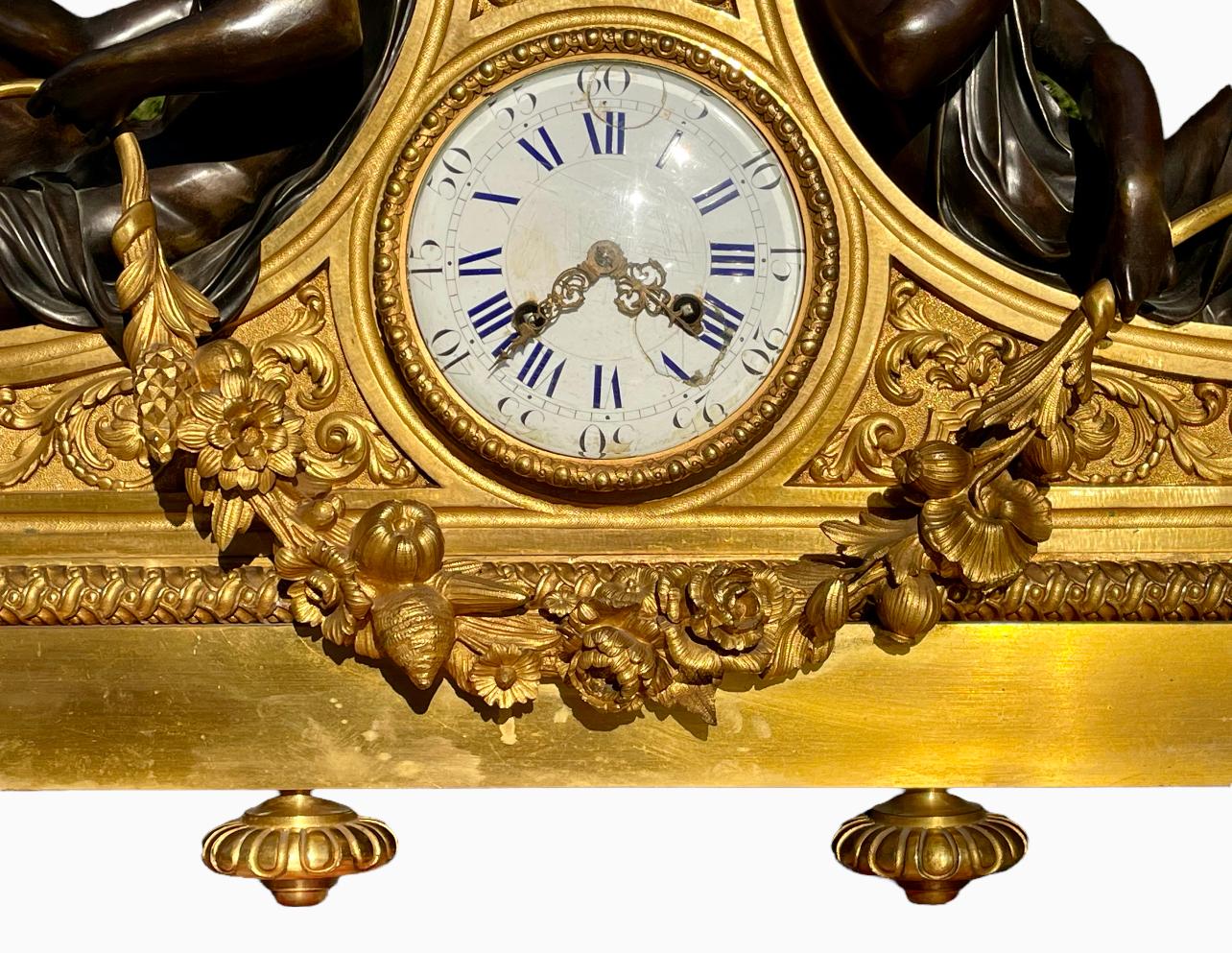 Grande horloge en bronze doré et patiné d'époque Napoléon III datant du 19e siècle. Cette horloge est de très grande qualité, complète et en très bon état.

Dimensions
Hauteur 60cm
Largeur 80cm
Profondeur 18cm
