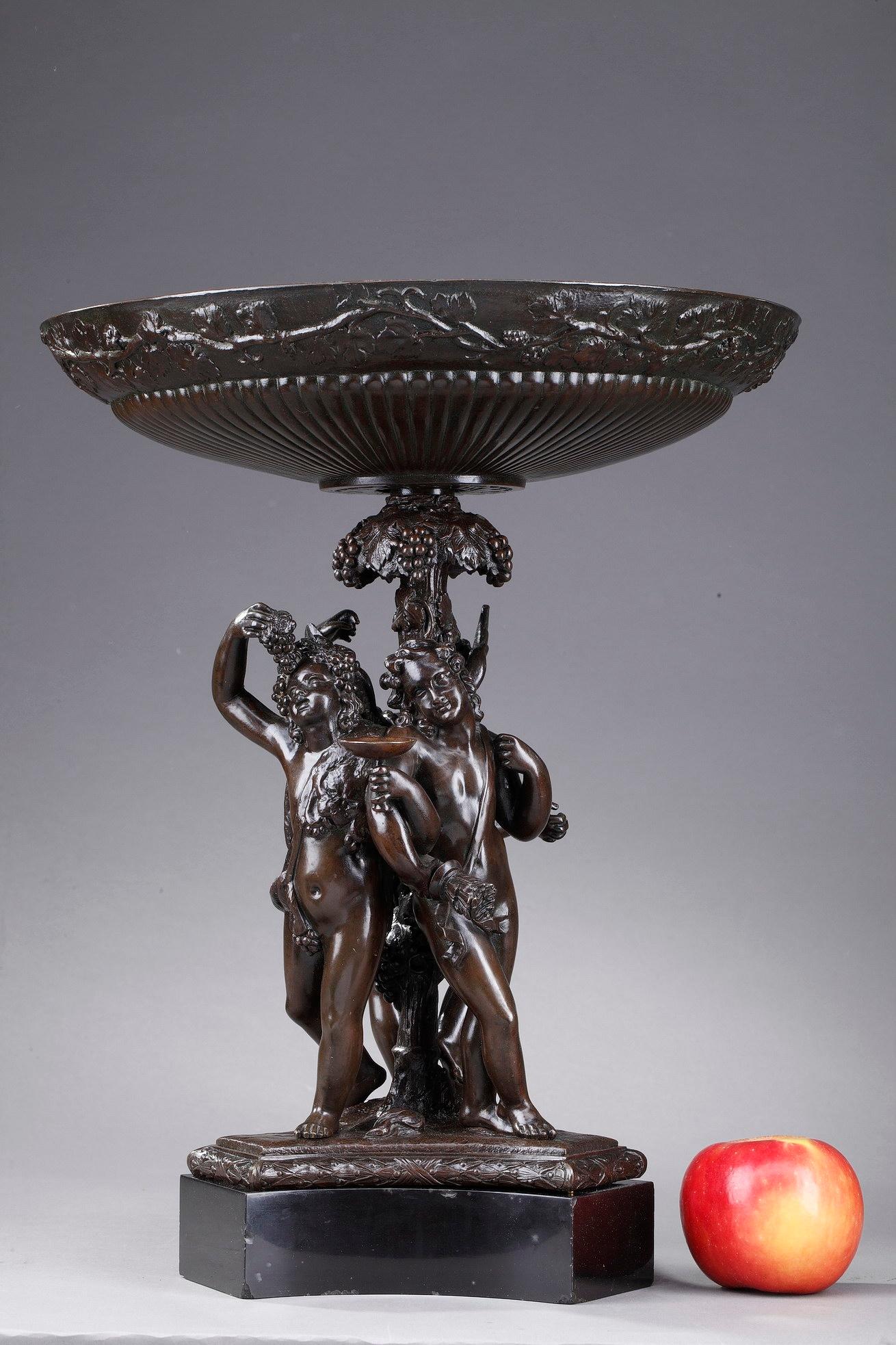 Obstschale aus Bronze mit mythologischer Dekoration aus der Zeit Napoleons III. (Patiniert) im Angebot